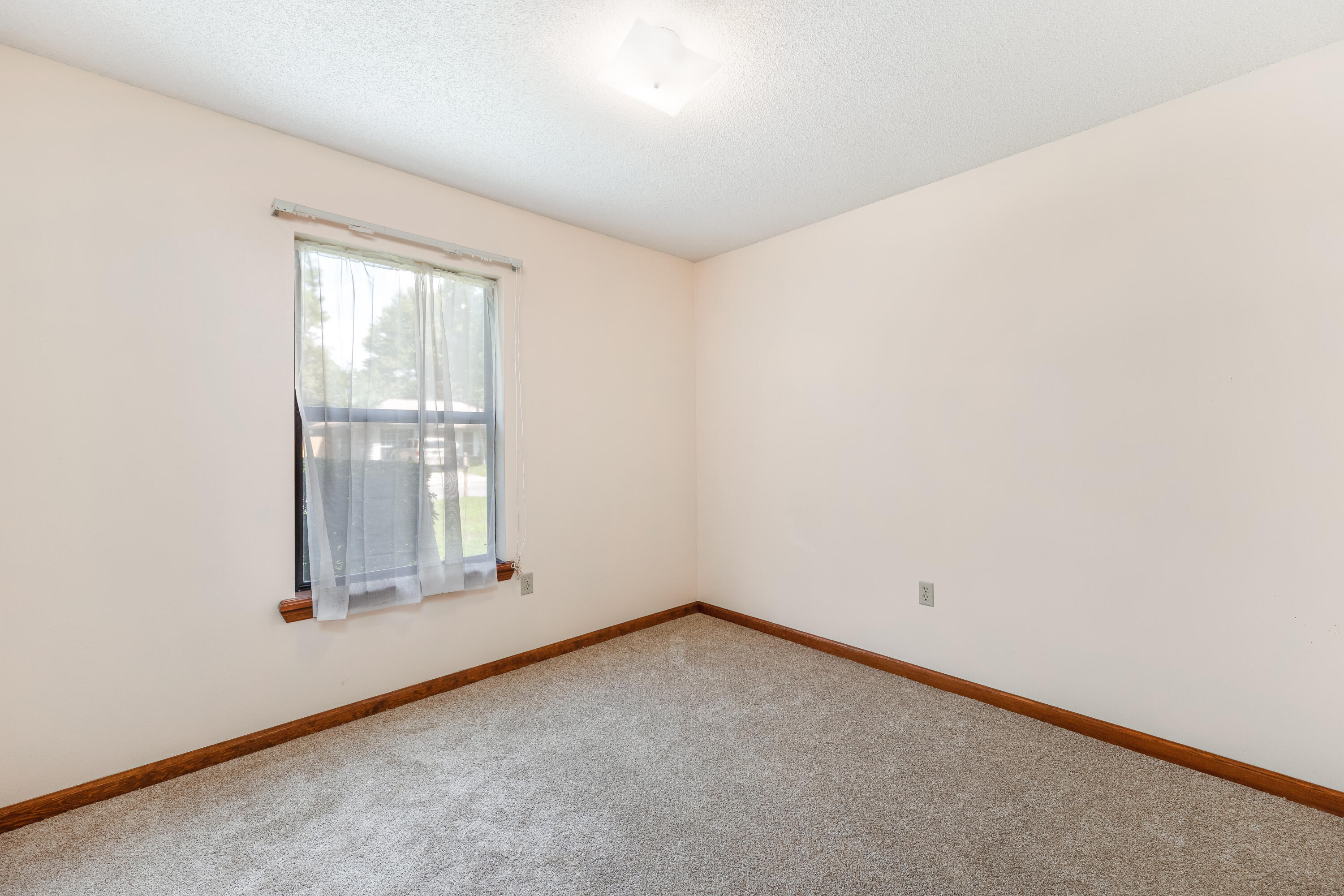 PINE MEADOWS #3 PHASE II LOT 19 BLK A - Residential