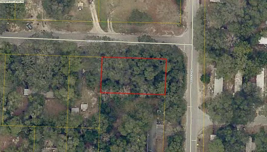 Fantastic location in the heart of Niceville! Beautiful lot ready for your new home. Seller says they Previously had a trailer on this lot, so power and septic on the lot.