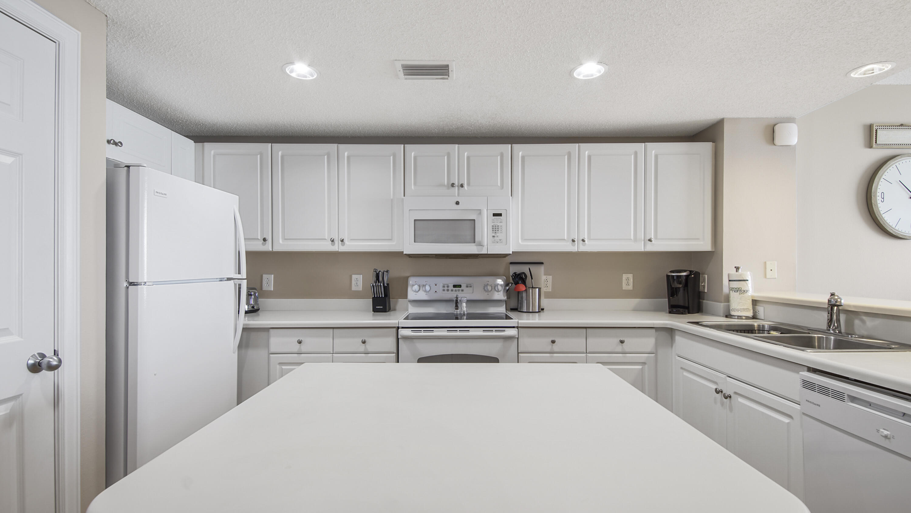 MAJESTIC BEACH TOWERS II - Residential