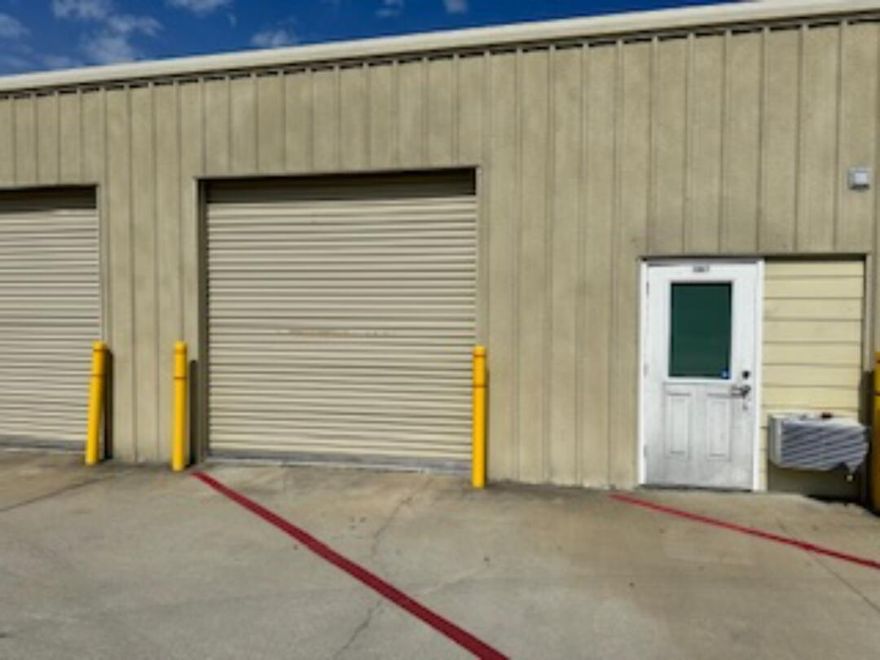 102-G   1,500 sq ft 12 x 14 Roll up door large warehouse space with bathroom located in back.  NO Air Conditioning