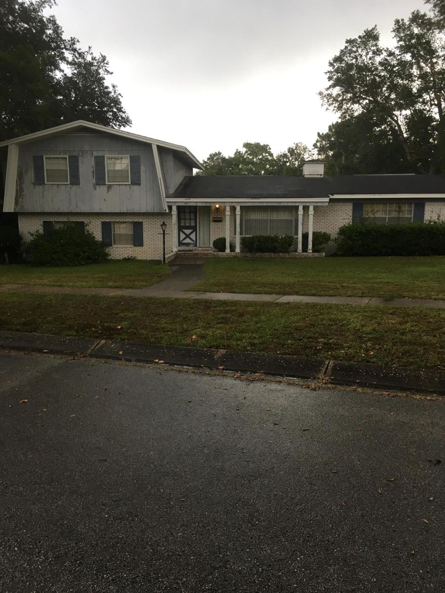 Short Sale. Buyer to verify all pertinent information including square footage and lot dimensions. Property to be sold as is.