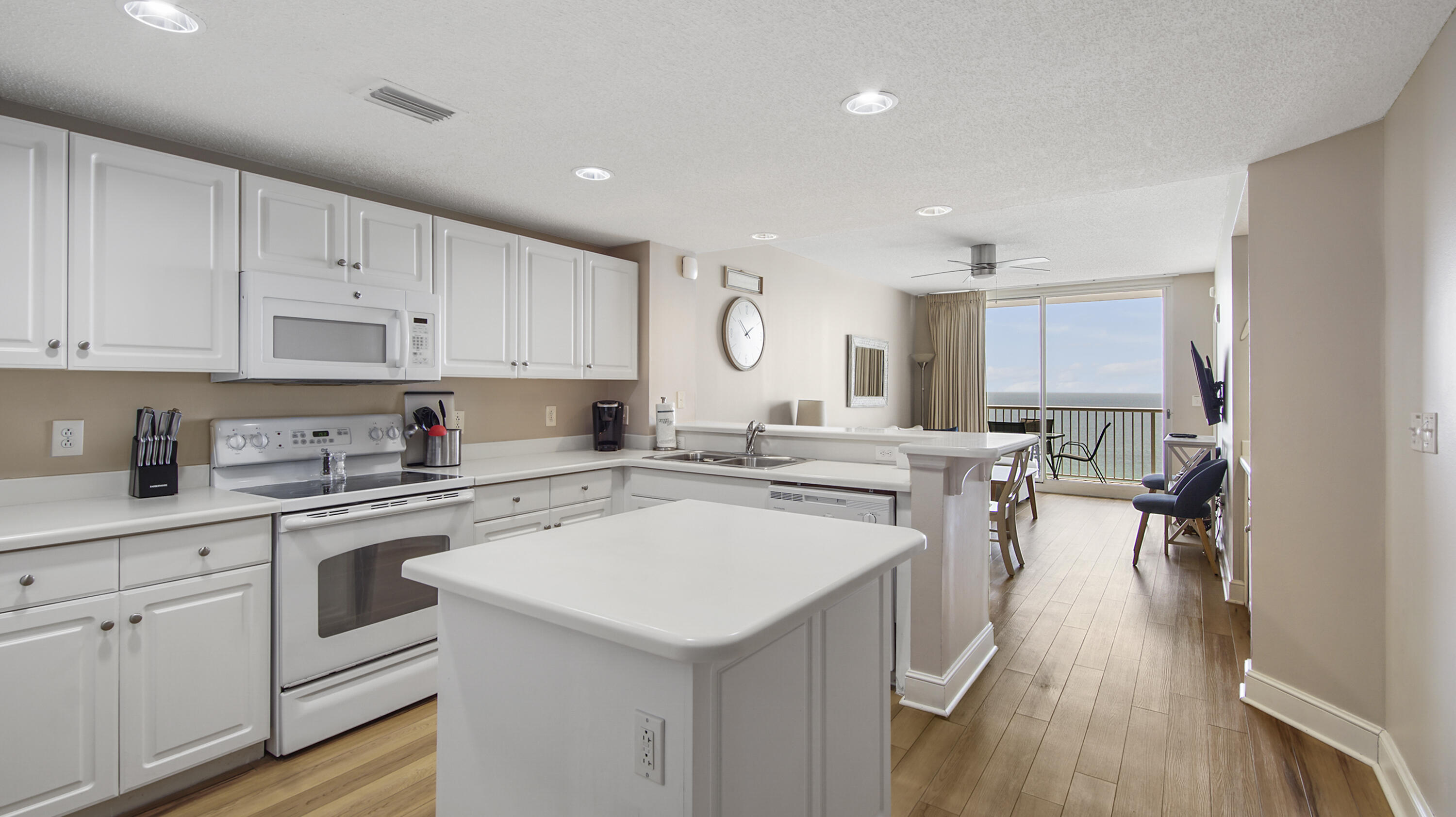 MAJESTIC BEACH TOWERS II - Residential