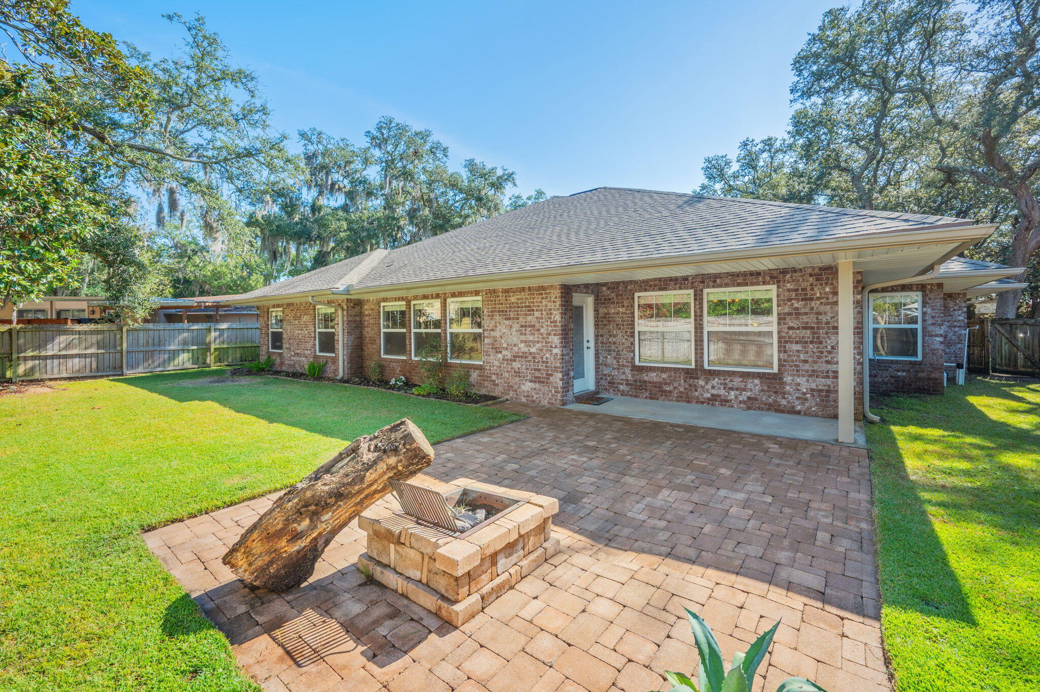 ELLIOTTS POINT - Residential Lease