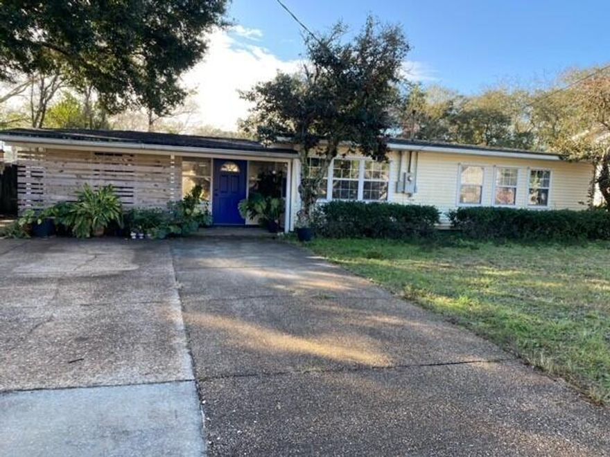 This is your chance to own close to everything you need in East Fort Walton Beach! 
This adorable home features 4 bedrooms/2 bathrooms,  Formal Dining Room, Two living areas, Indoor Laundry and Workshop with Power! Bright kitchen with tile flooring and tons of storage. Don't miss being close to everything  -  Beaches, Bases, Shopping, Schools,
Parks and more!