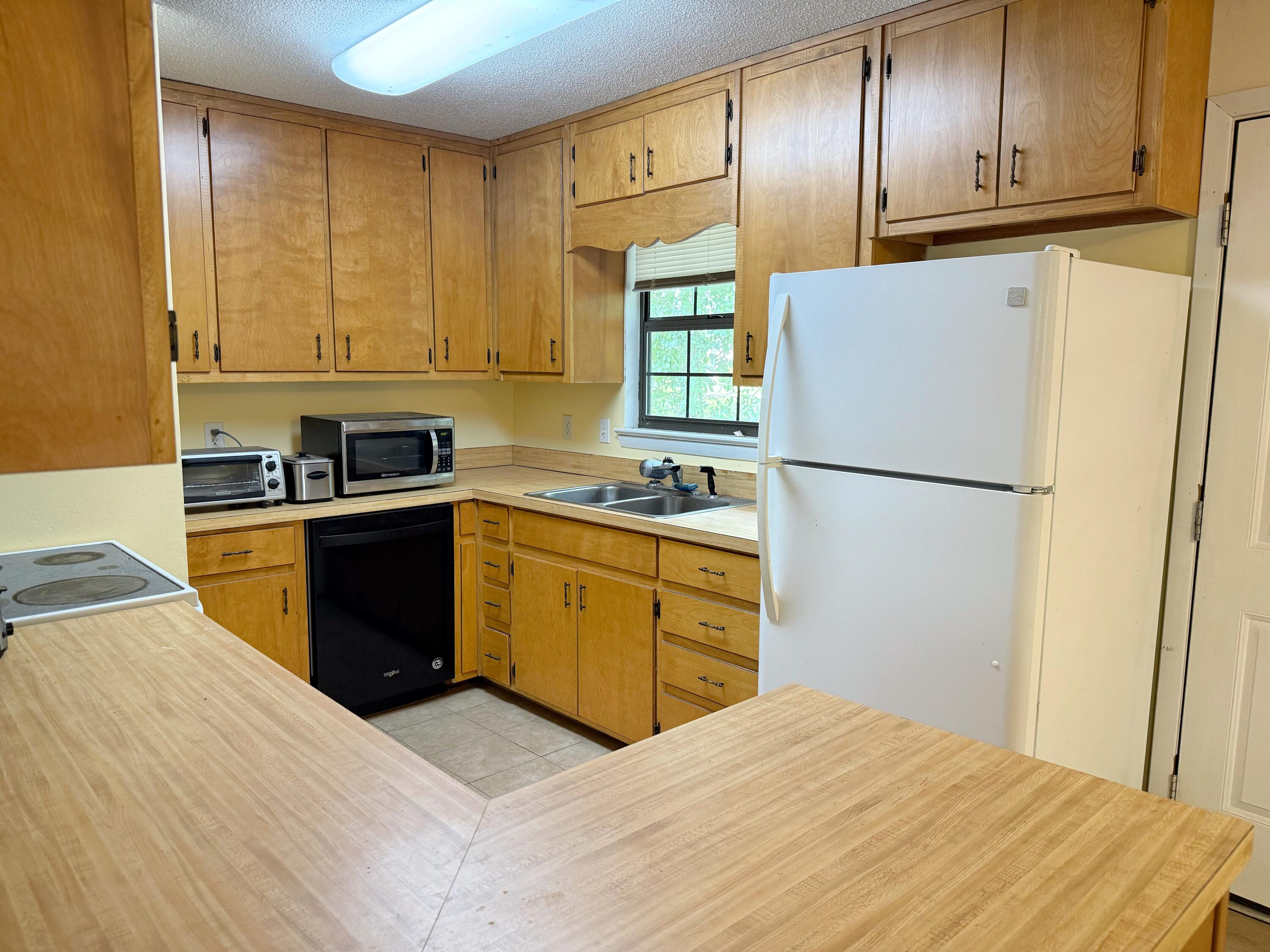 COLONY ESTATES - Residential Lease
