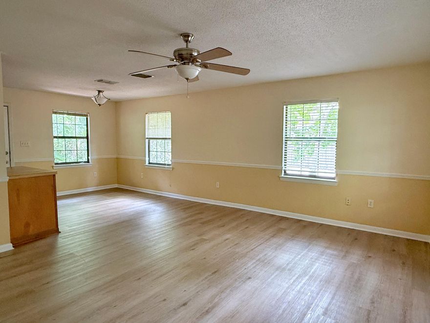 Adorable Large Florida Cottage with access to private waterfront dock on Cinco Bayou. Quiet & secluded location surrounded by trees yet still in the center of Fort Walton Beach. 2 Bedroom / 2 Full Bath.  Plenty of room for parking. Close to shopping and both Eglin and Hurlburt AFBs - 10 minutes to the Base Gates. Oversized bedrooms. Washer/Dryer in house or hook-ups.  (current washer/dryer not warrantied).  Must have great credit and definitely no smoking please