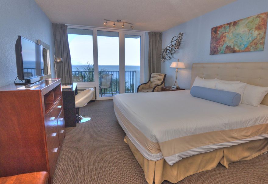4th floor studio condo located in the Bayside Condo **located directly on the Bay!! Terrific Bay views Bayside is a favorite place to stay for the Linkside conference Center guests and is also adjacent to the golf courses, Salon & Day Spa, and the Sandestin fitness center.