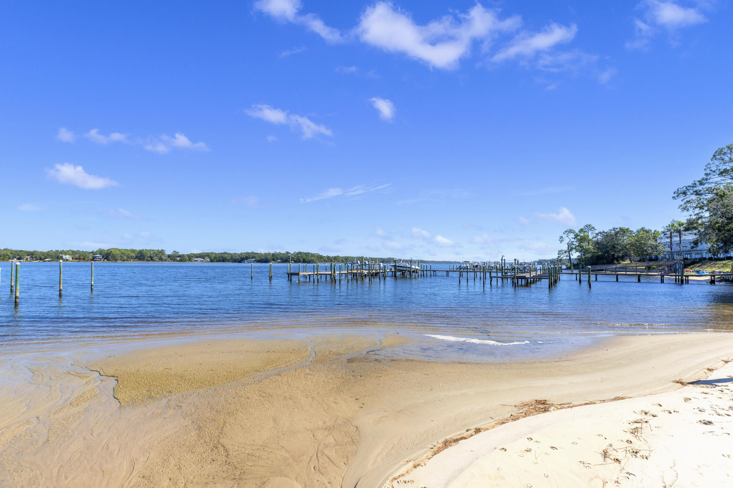HIDDEN BAY VILLAGE - Residential