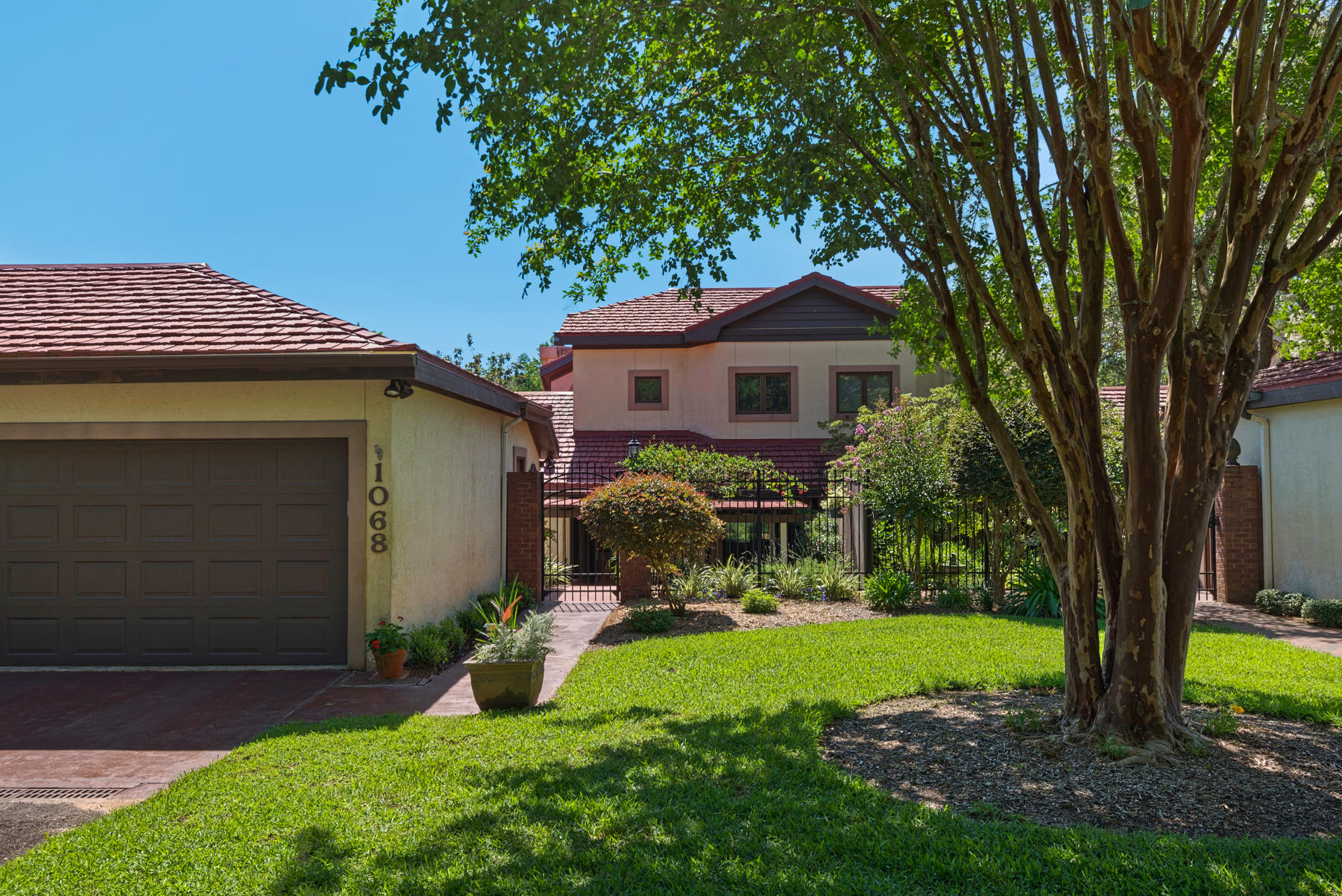 LAKE WAY VILLAS 1 - Residential