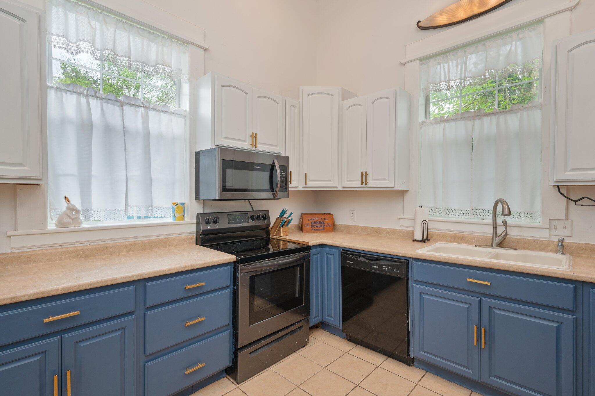 LOTS 17 & 18 BLK 18 HUGHES - Residential