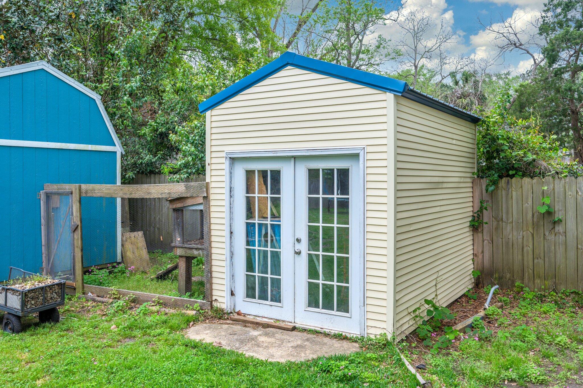 LOTS 17 & 18 BLK 18 HUGHES - Residential