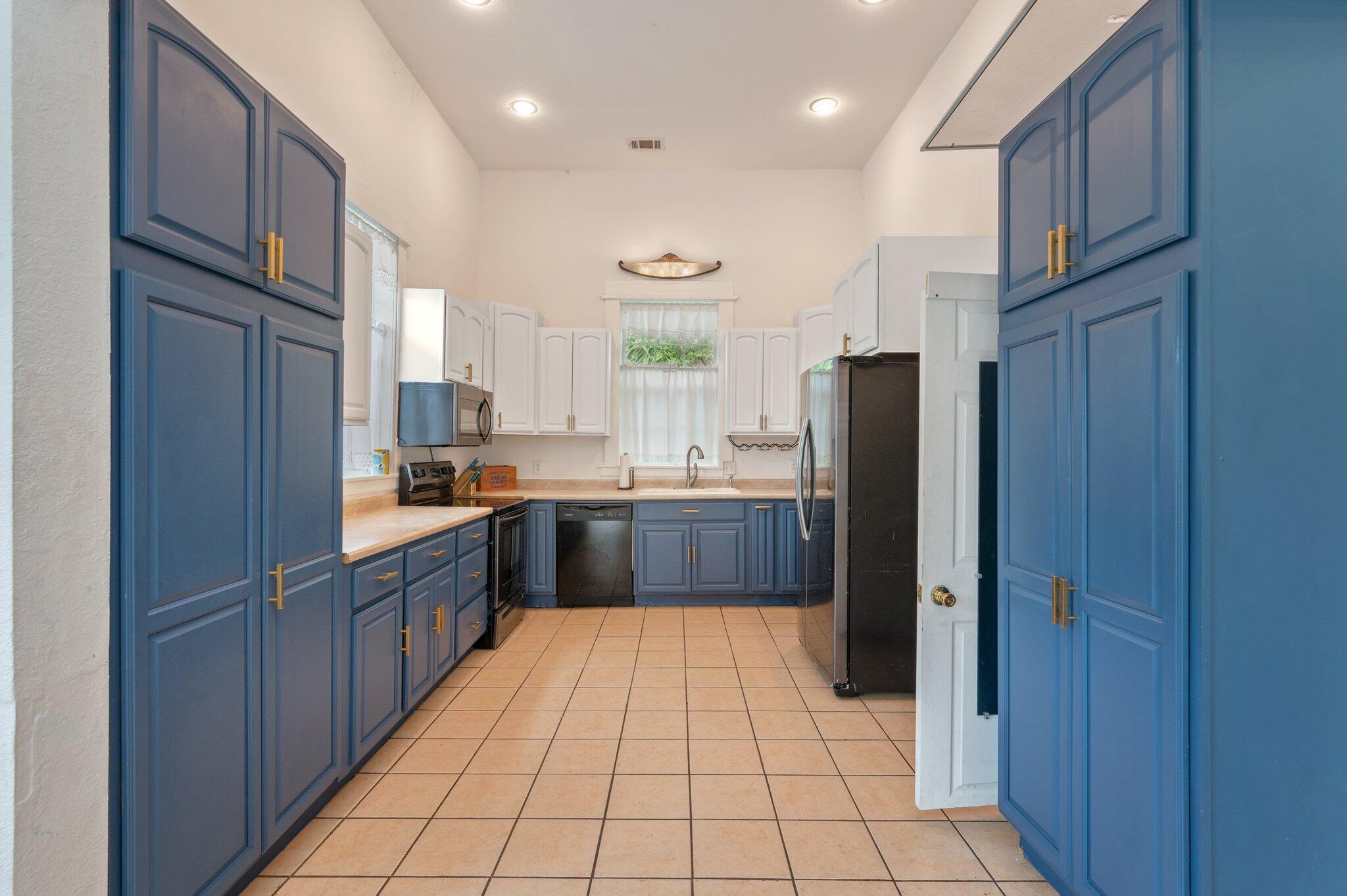 LOTS 17 & 18 BLK 18 HUGHES - Residential