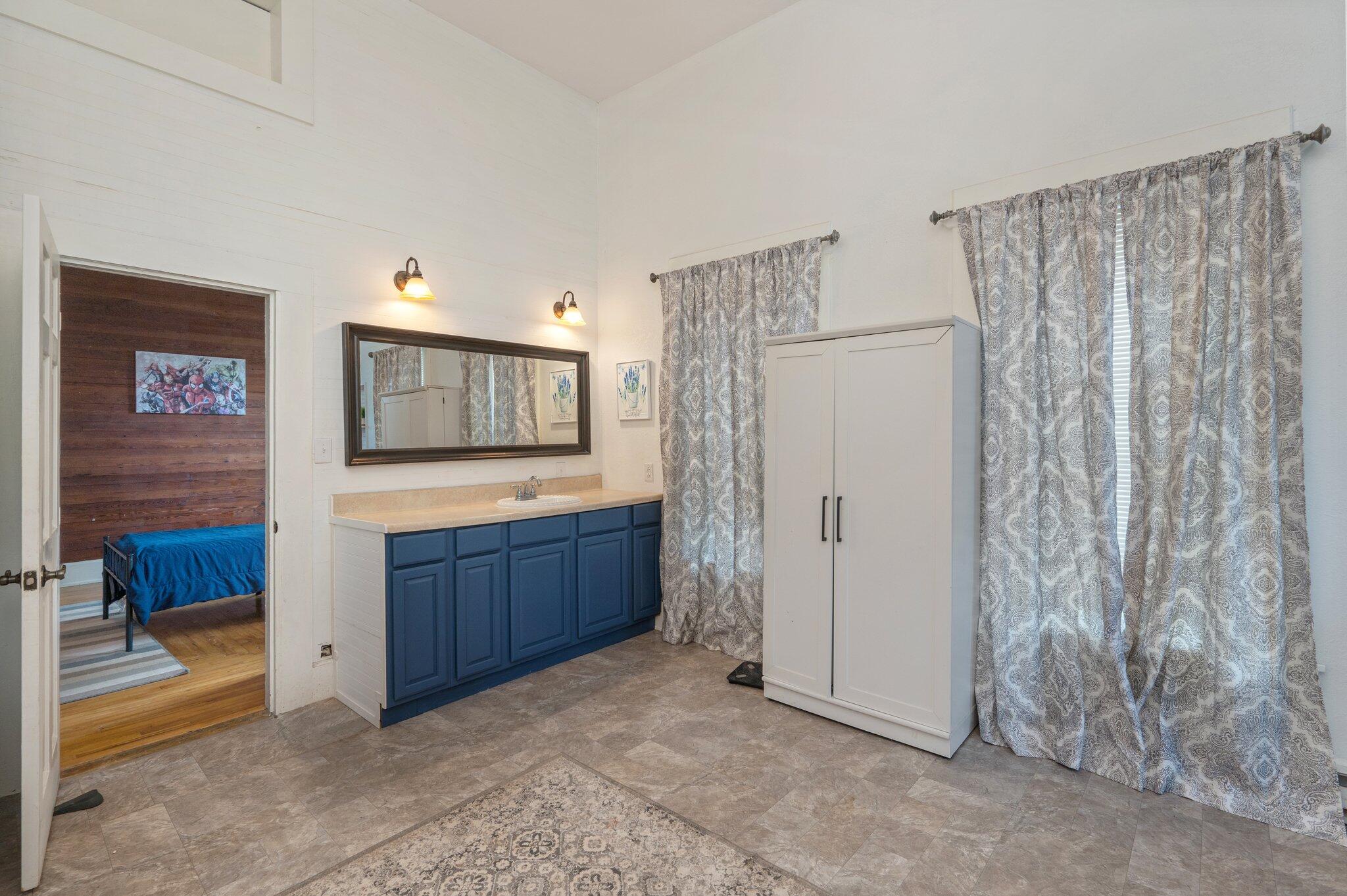 LOTS 17 & 18 BLK 18 HUGHES - Residential