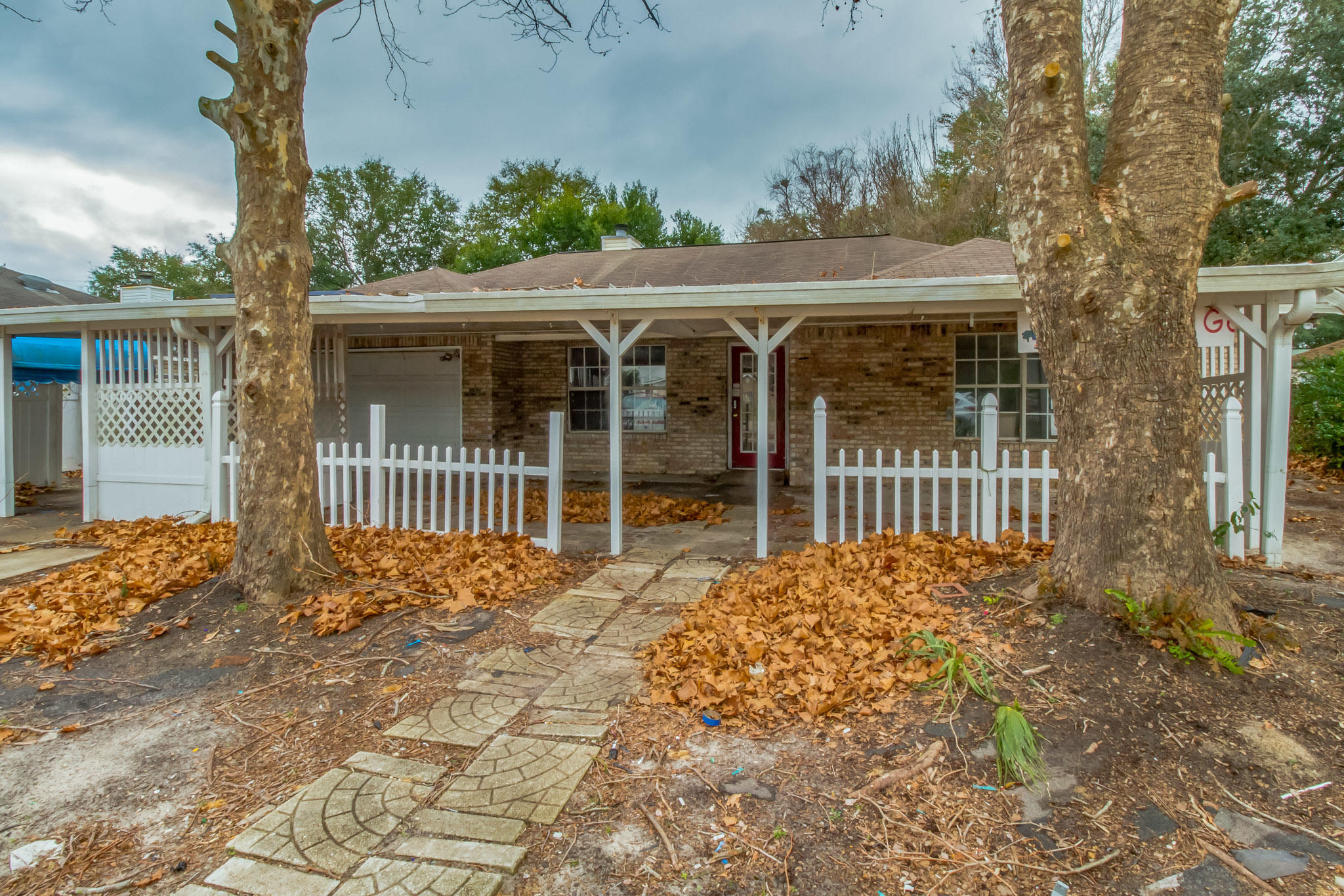A diamond in the rough. Flip this House This home is in need of some refreshing. Bring your design ideas and customize your dream home. Home sits on a tree lined property sand has a covered patio. Schedule your visit and make anoffer.