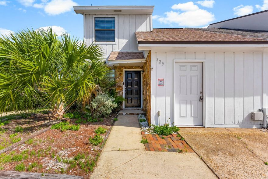 Please call Parham Abbasi at 214-597-0932 to schedule showing. This updated end unit townhome is located in heart of Destin! Enjoy EVERYTHING that Destin has to offer: stunning white sandy beaches and emerald water, beach activities, restaurants, and much more. This home is also located within minutes to Destin Elementary School.Bonus Room can be used as a 3rd bedroom.The townhouse will be DEEP CLEANED prior to Move In. Vacant and can be shown any time. There is a coded lockbox so to show call or text the owner directly:  Parham Abbasi at 214-597-0932. Owner is willing to do a 6 month rental.