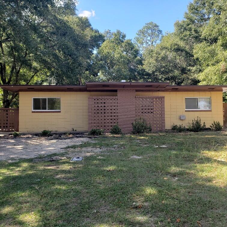 Duplex with fenced yard. Three bedrooms, one bathroom each side. new roof and new ac system in each unit. one unit currently rented for $950. a month. no utilities included.