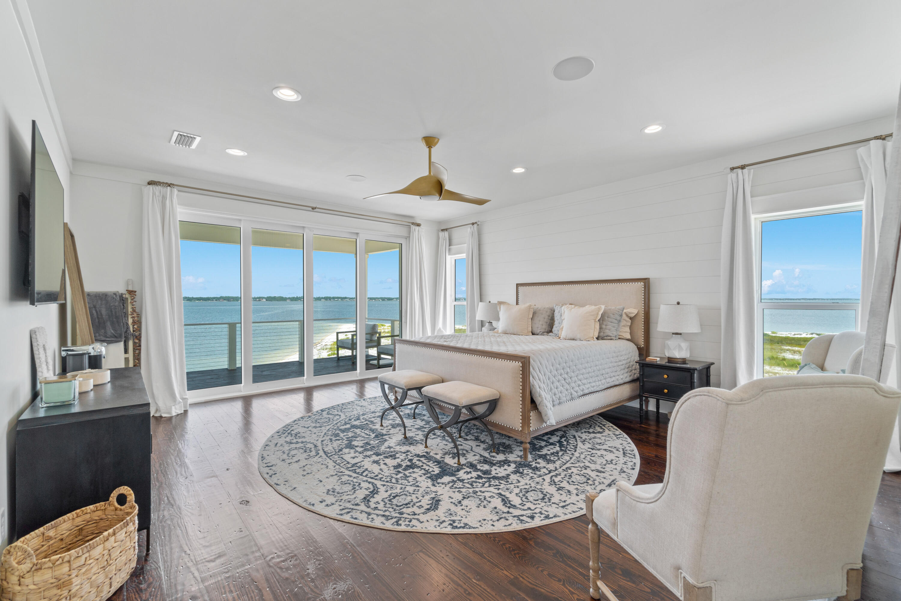 BY THE SEA - Residential