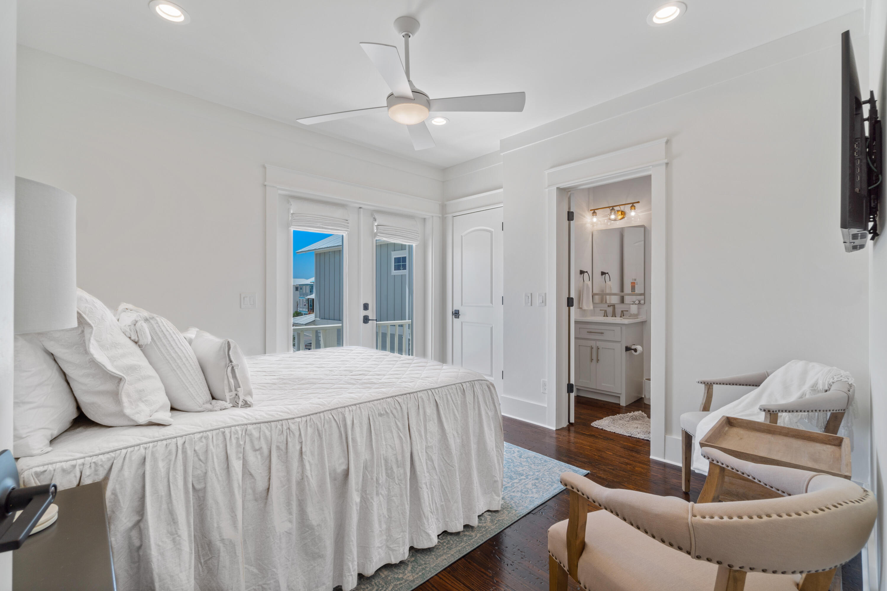 BY THE SEA - Residential