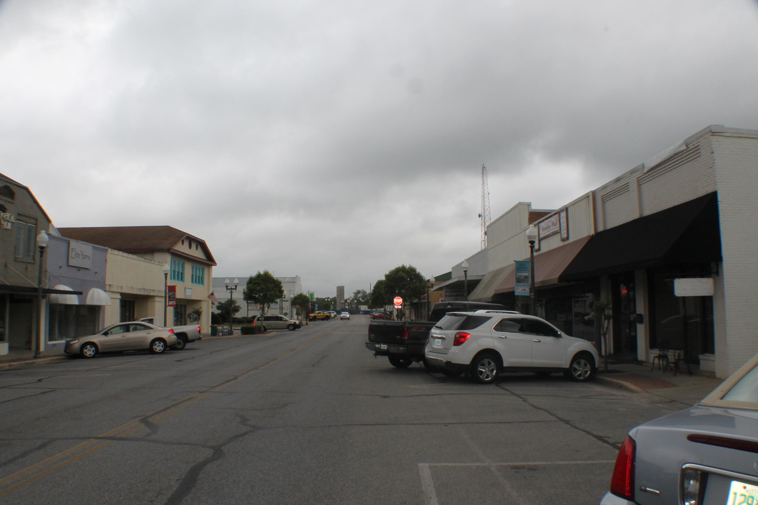 Main image without alt text