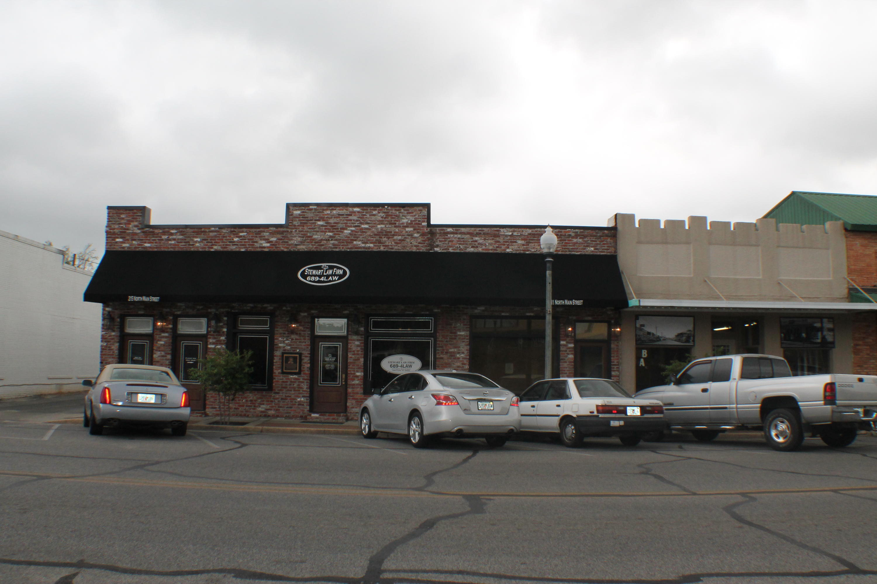 Main image without alt text