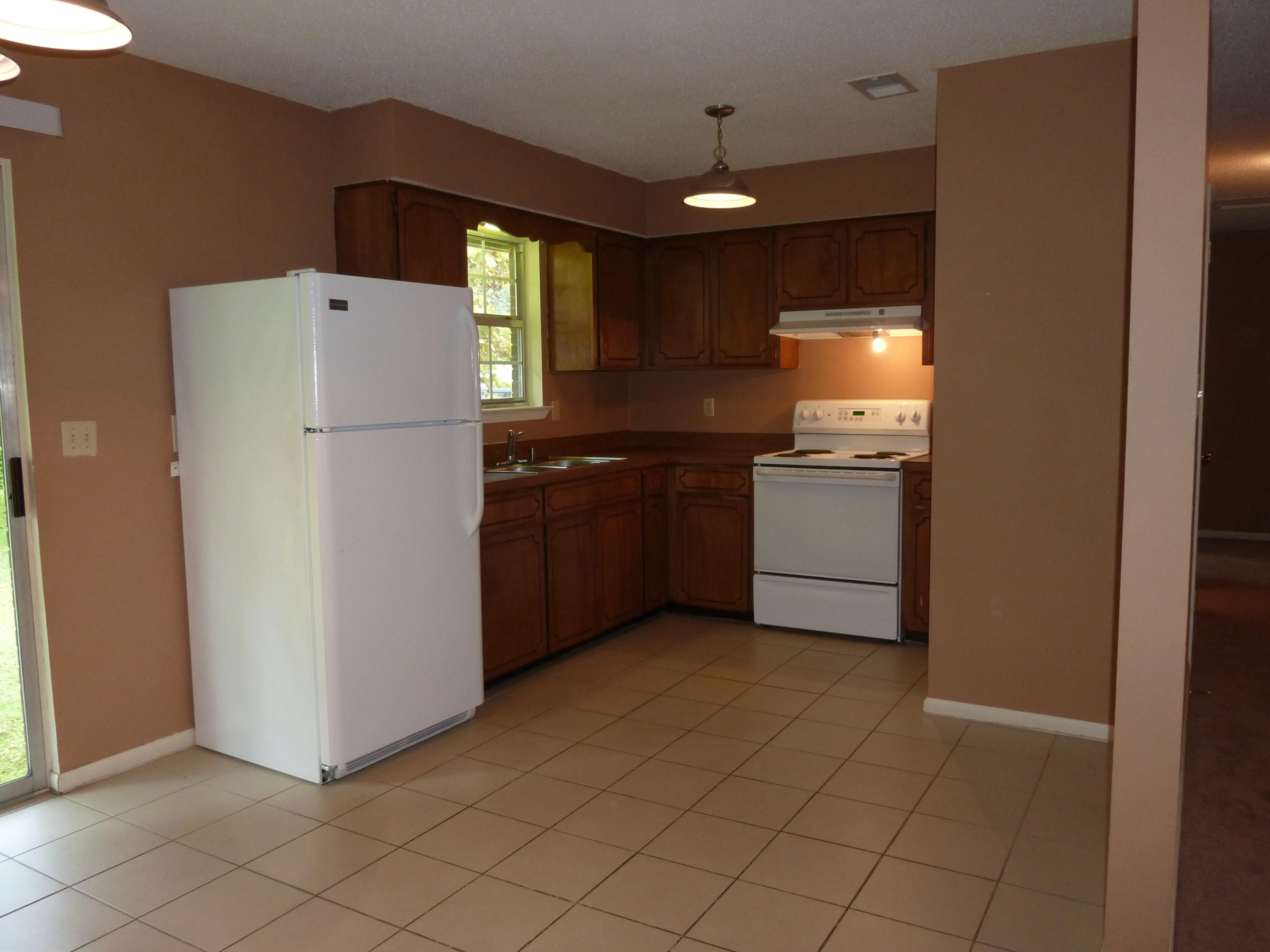 WHISPERING LAKES ESTATES - Residential Lease