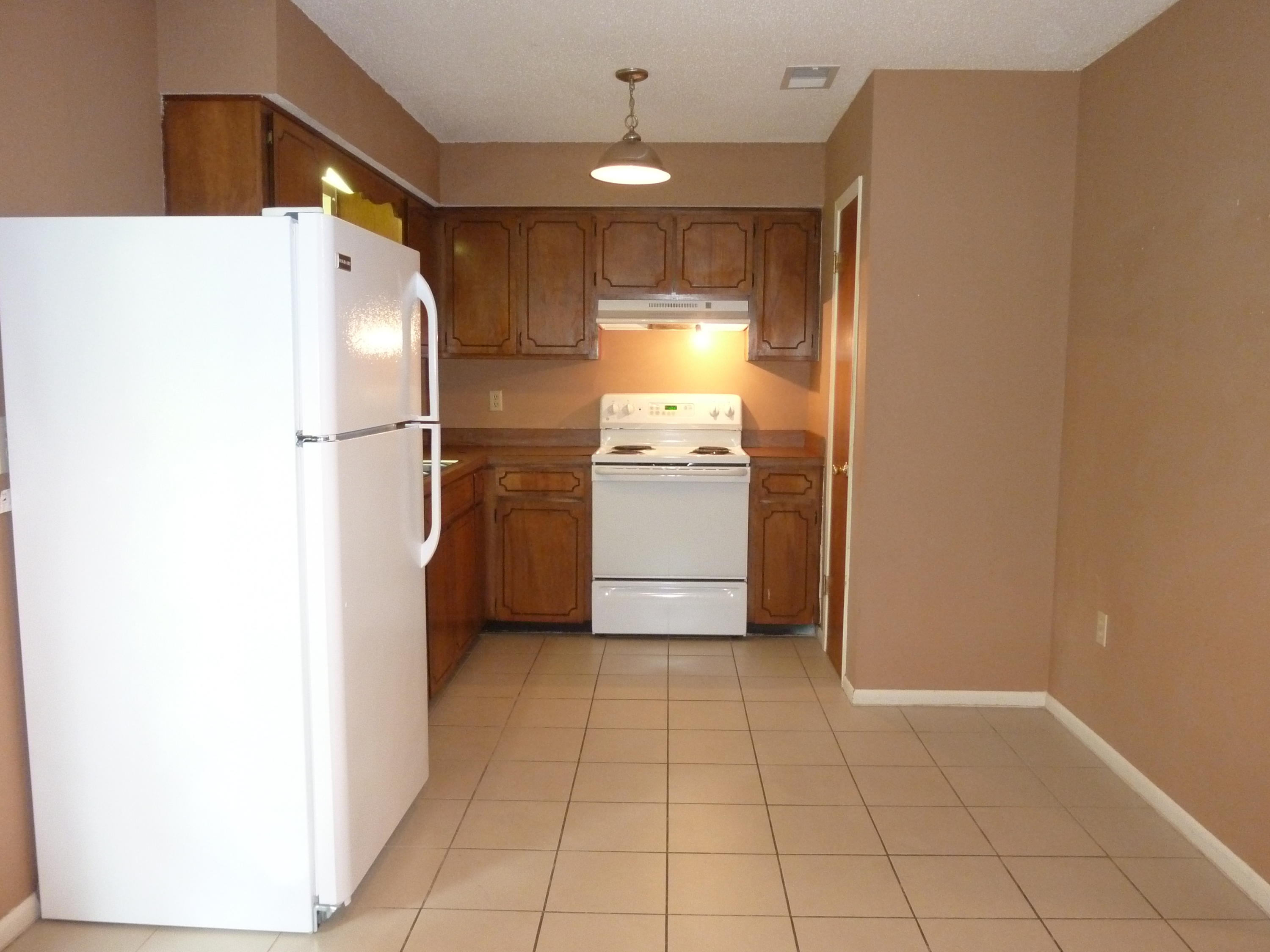 WHISPERING LAKES ESTATES - Residential Lease