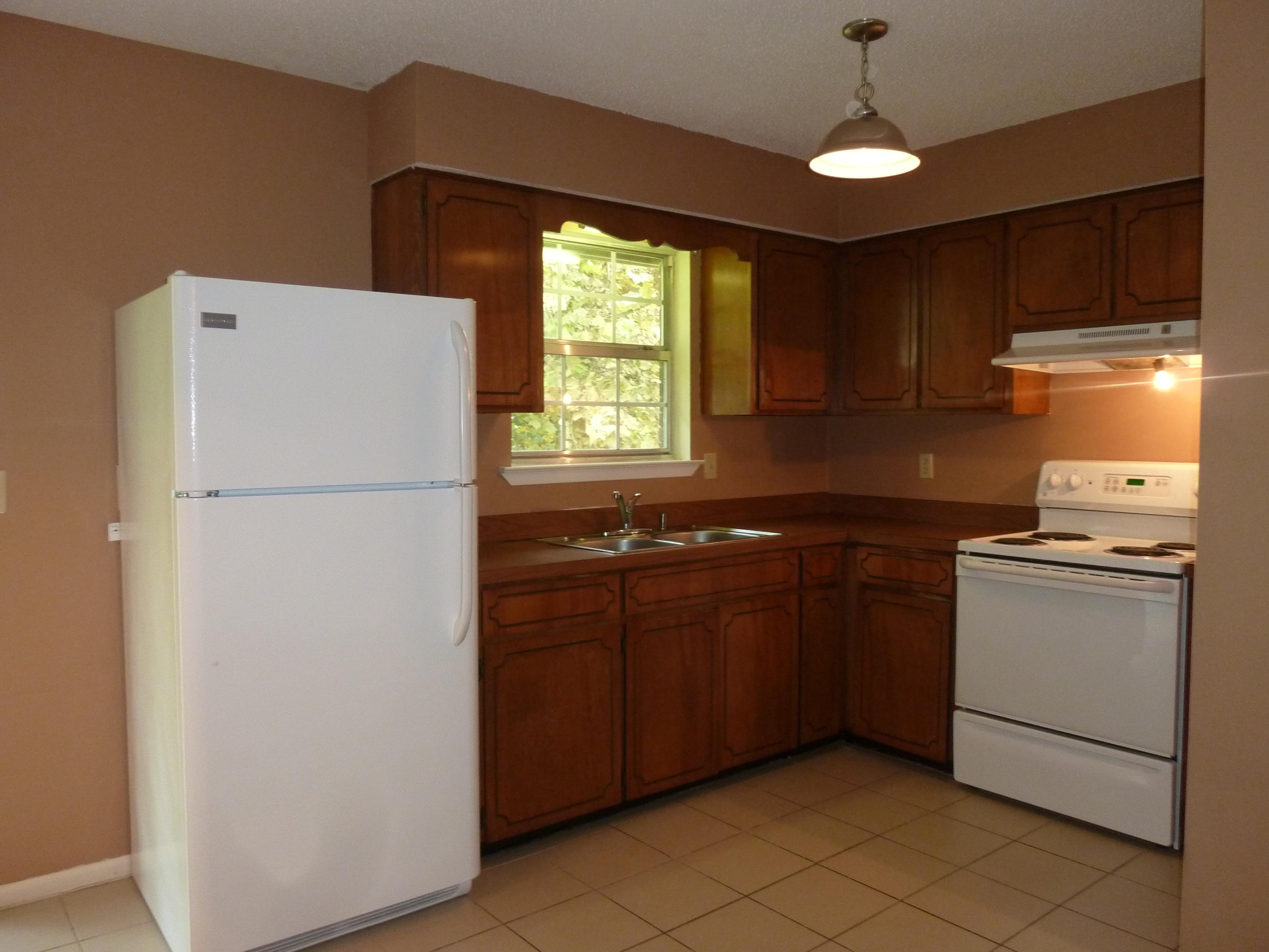 WHISPERING LAKES ESTATES - Residential Lease