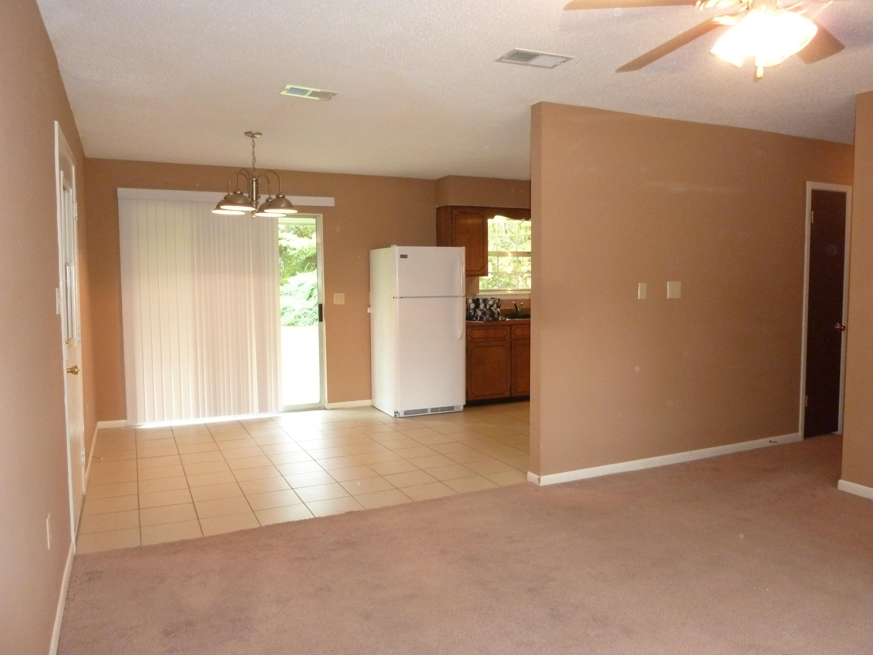 WHISPERING LAKES ESTATES - Residential Lease