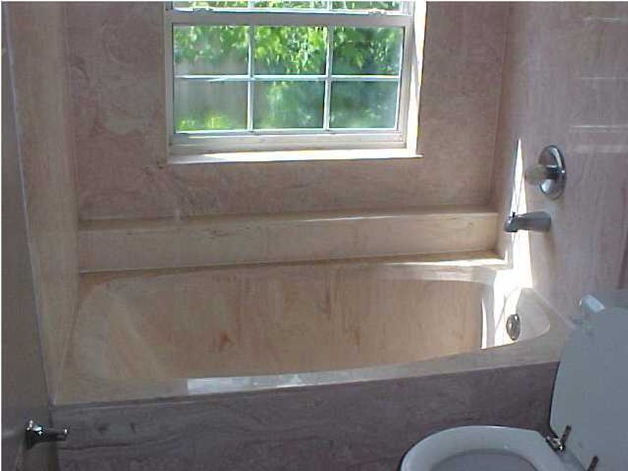 Nice open 2 story with fireplace close to Hurlburt Fld. Newer kitchen cabinets and granite countertops too! Rent reflects discount when paid by the first of each month or before. Nonrefund fee from S/D upon vacating for carpet and pest. Drive by call to see interior. Two car garage. 2.5 baths! NO pets and NO smoking.
ALL ROOM SIZES ARE APPROX