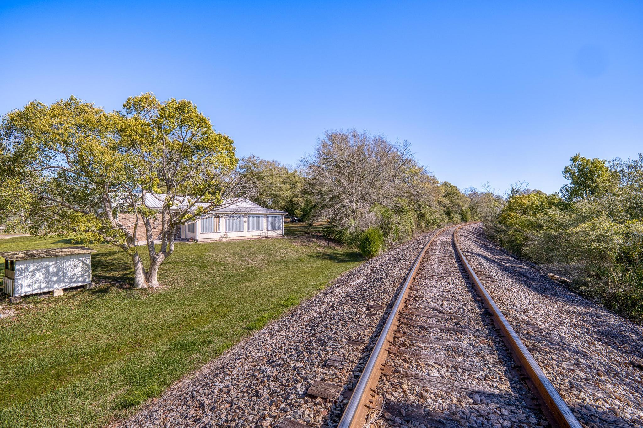 MILTON COURTS - Residential