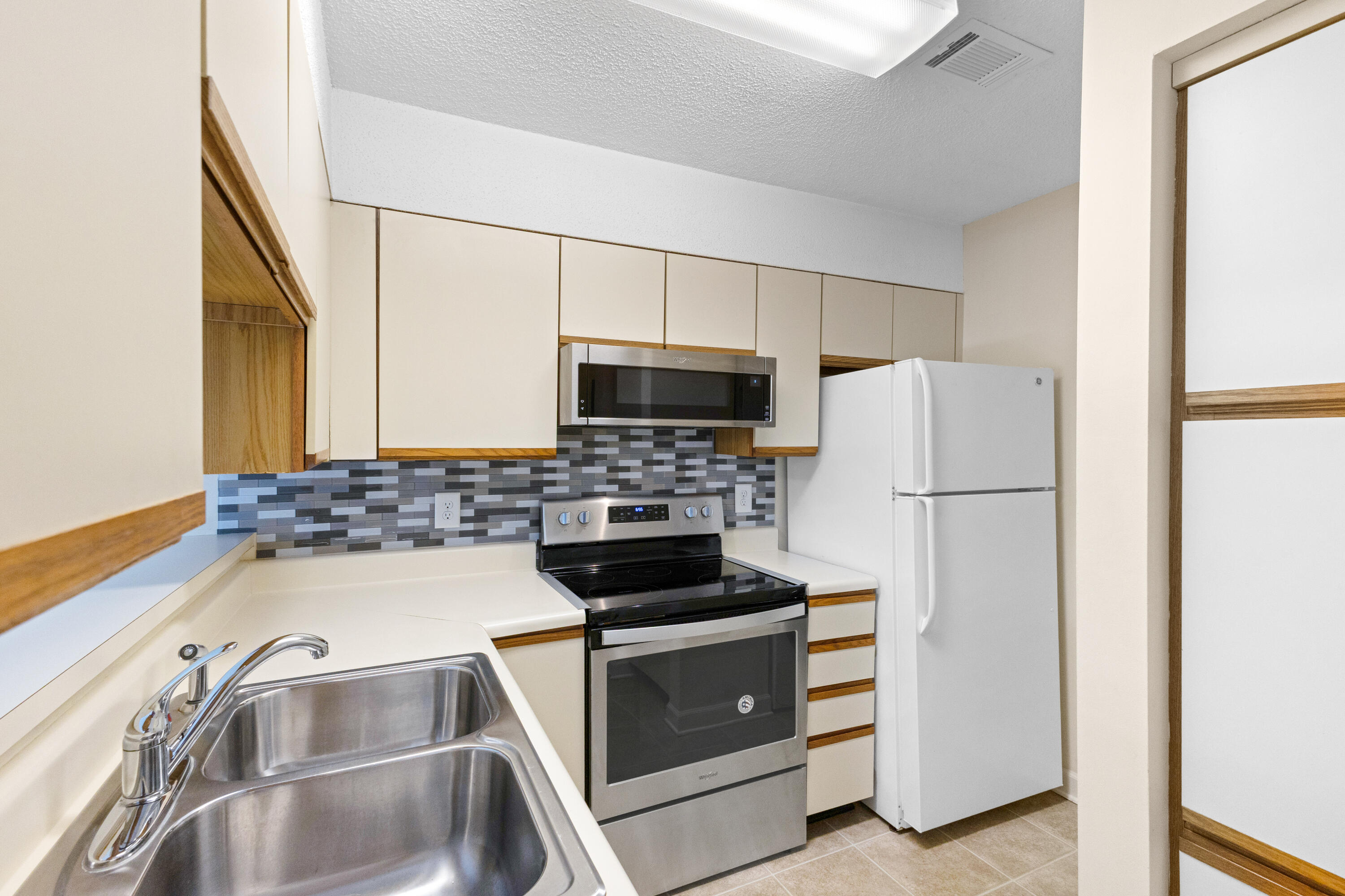 LAKESIDE CONDO AT BLUEWATER BAY - Residential