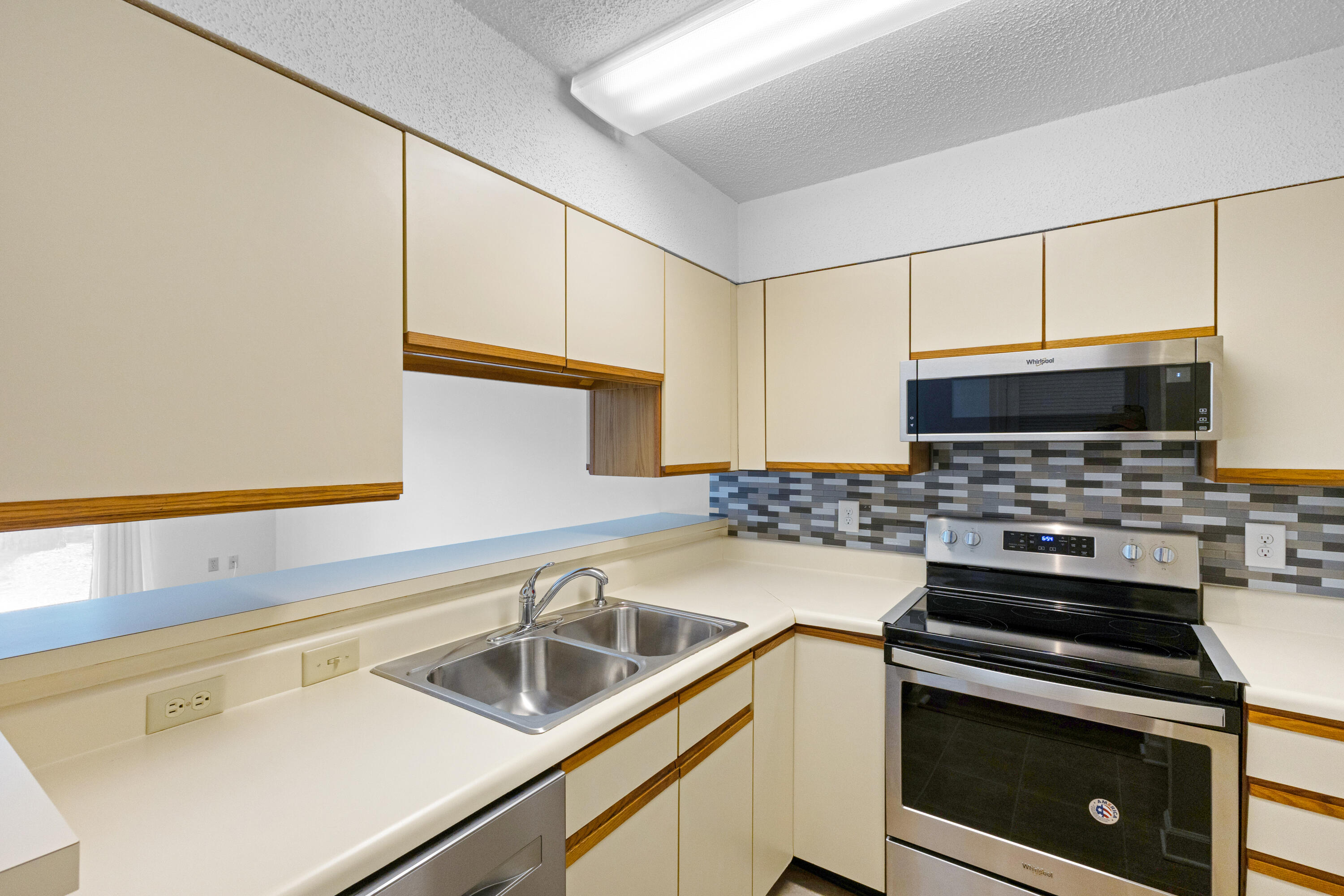 LAKESIDE CONDO AT BLUEWATER BAY - Residential