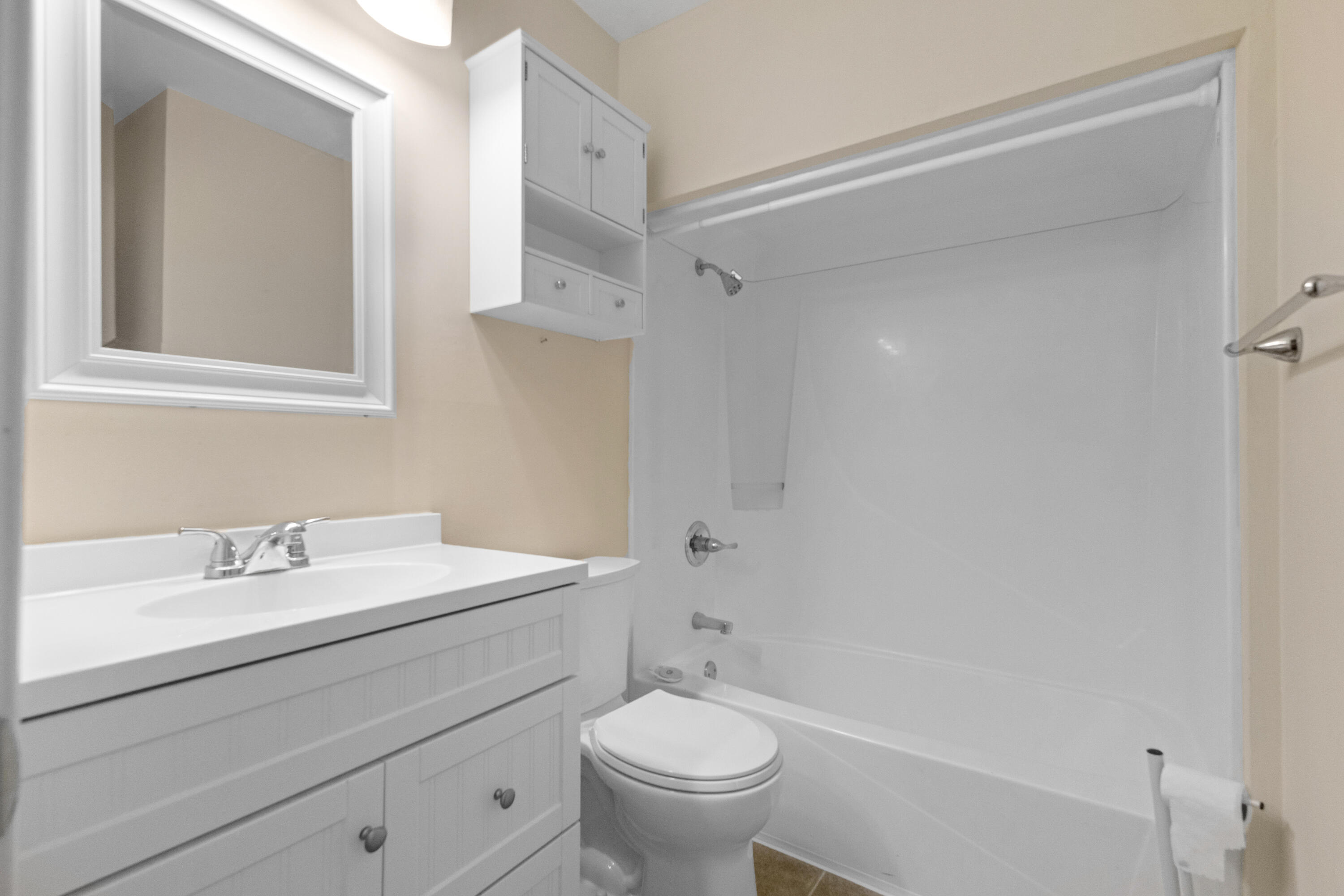 LAKESIDE CONDO AT BLUEWATER BAY - Residential