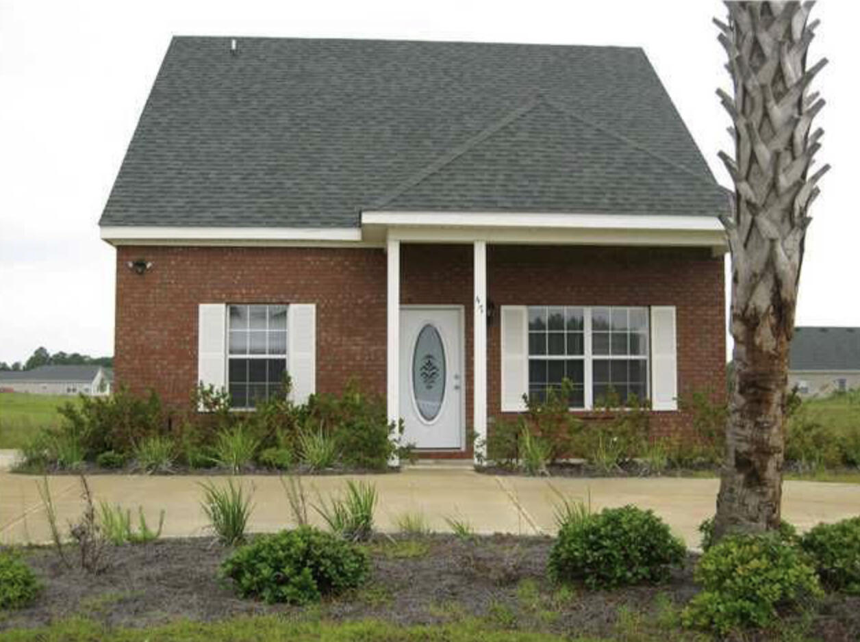 Super cute 3/2 ready now.  New flooring and paint.  Brandon Oaks is located just  minutes from the public beach access, bay/boat launch, Publix shopping center and various restaurants. In the kitchen you will find granite counter tops, oak cabinets and stainless steel appliances. Two bedrooms downstairs and master bedroom upstairs.