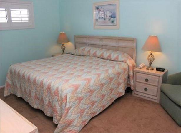 HOLIDAY SURF & RACQUET CLUB - Residential