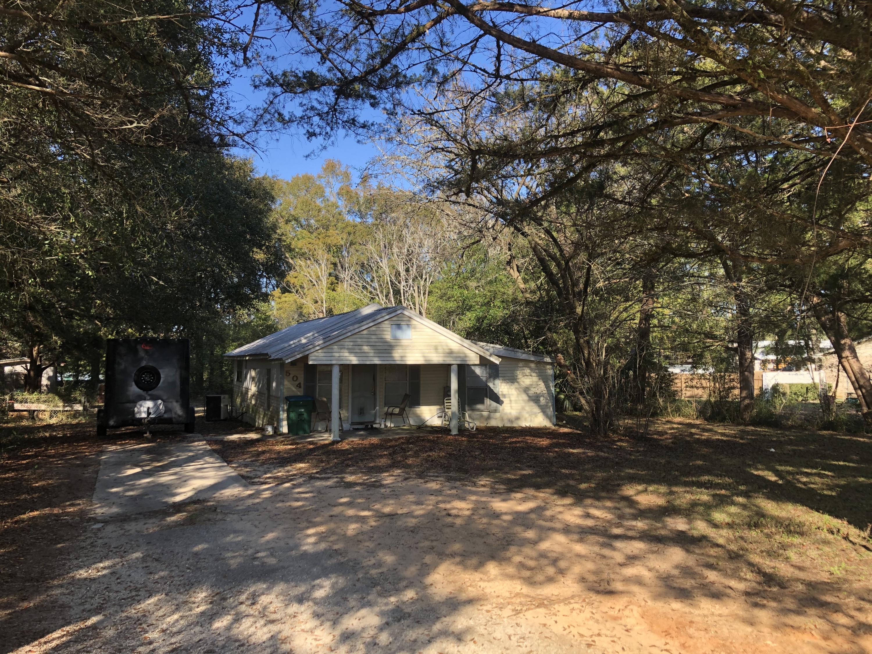 Quaint little fixer upper with 2 bedrooms, 2 bedroom, spacious kitchen and living room. Large sliding door that leads from the kitchen to the backyard. Front porch is large enough for a rocking chair to sit in and enjoy your morning coffee. Location is close to school and ball field. Make an appointment today!