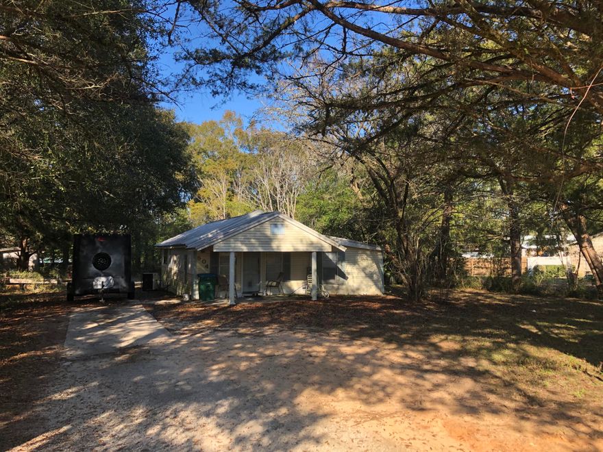 Quaint little fixer upper with 2 bedrooms, 2 bedroom, spacious kitchen and living room. Large sliding door that leads from the kitchen to the backyard. Front porch is large enough for a rocking chair to sit in and enjoy your morning coffee. Location is close to school and ball field. Make an appointment today!