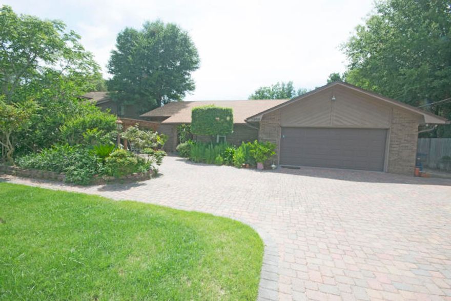 Beautiful large home with workshop in the back... This beautiful home is surrounded by trees and views! This a 3 bedroom with a bonus room, a dining room and a formal dining room, as well as a living room and a den with a gas fire place. This spacious split floor plan. This home has been well maintained with a new roof and so much more to offer! Make an appointment to see today.