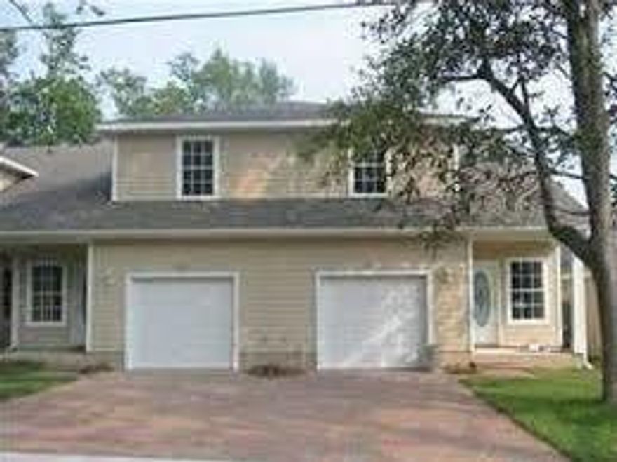 Interior town home, in the heart of Niceville new tile, new carpet (July 2013) granite countertops, tons of storage, breakfast bar, extra care in every detail. 10-15 minutes to base, Eglin AFB, EOD school, Destin beaches, shopping and more. Oversize one-car garage with brick paver driveway, washer/dryer hook up and short walk to the Bayou