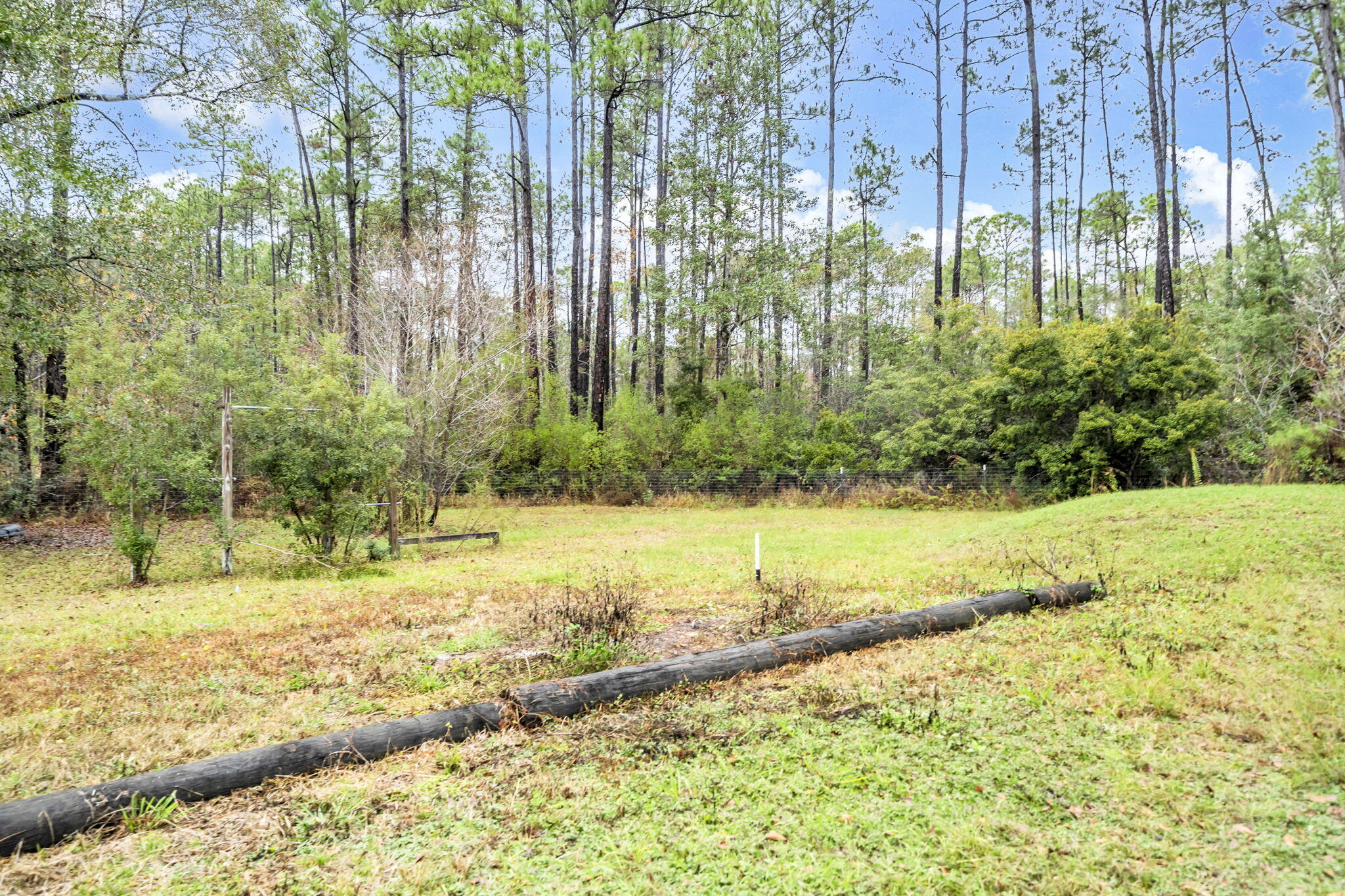 (LOT 6 BLK D MALLET PINES S/D UNREC) DESC AS: COM @ THE NW/C OF SEC 35; E 369.36FT ALONG SEC LINE, - Residential