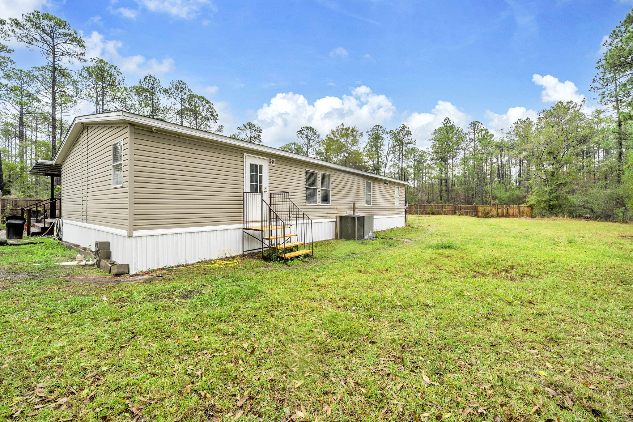 (LOT 6 BLK D MALLET PINES S/D UNREC) DESC AS: COM @ THE NW/C OF SEC 35; E 369.36FT ALONG SEC LINE, - Residential