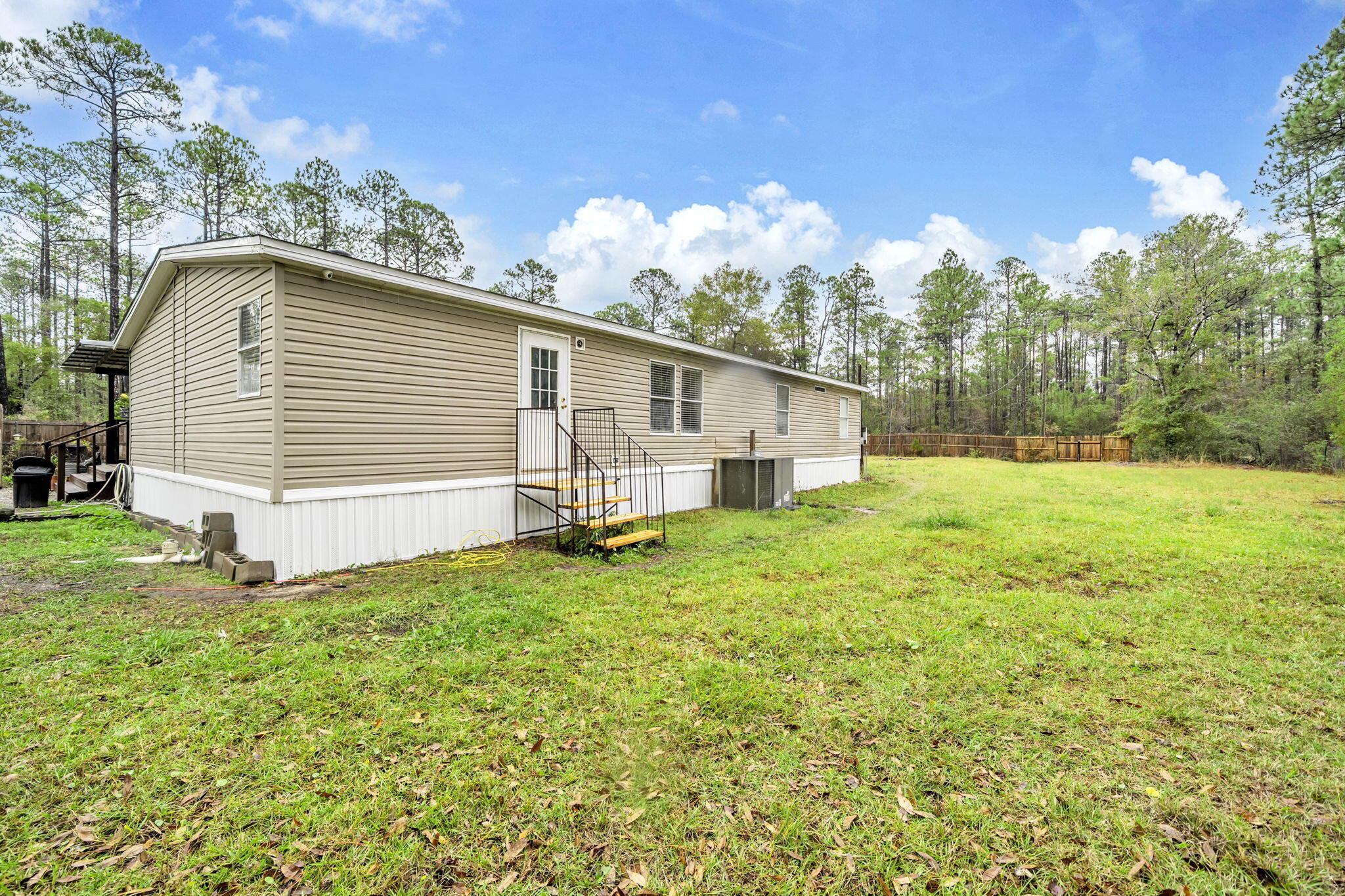 (LOT 6 BLK D MALLET PINES S/D UNREC) DESC AS: COM @ THE NW/C OF SEC 35; E 369.36FT ALONG SEC LINE, - Residential