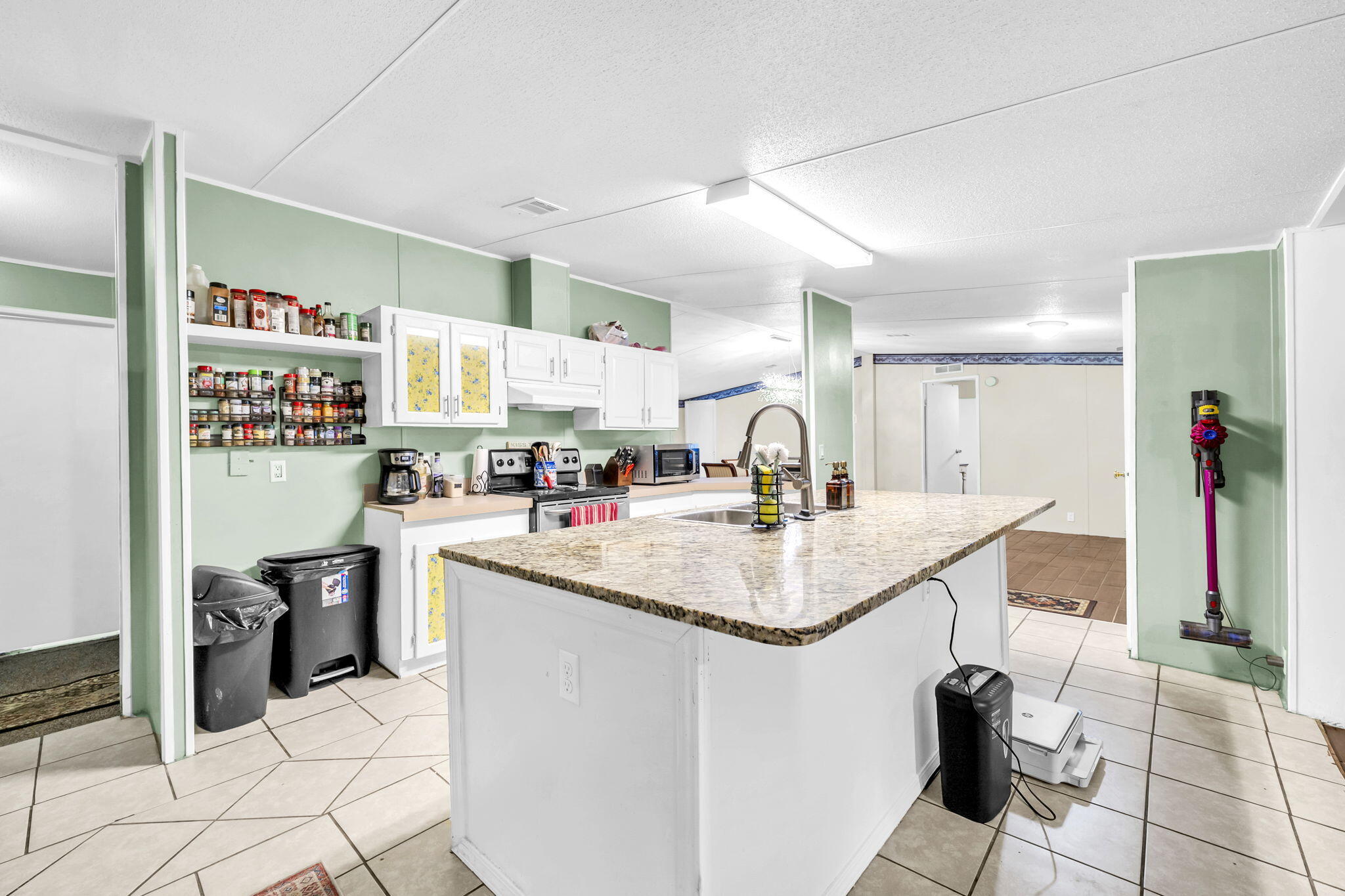 (LOT 6 BLK D MALLET PINES S/D UNREC) DESC AS: COM @ THE NW/C OF SEC 35; E 369.36FT ALONG SEC LINE, - Residential