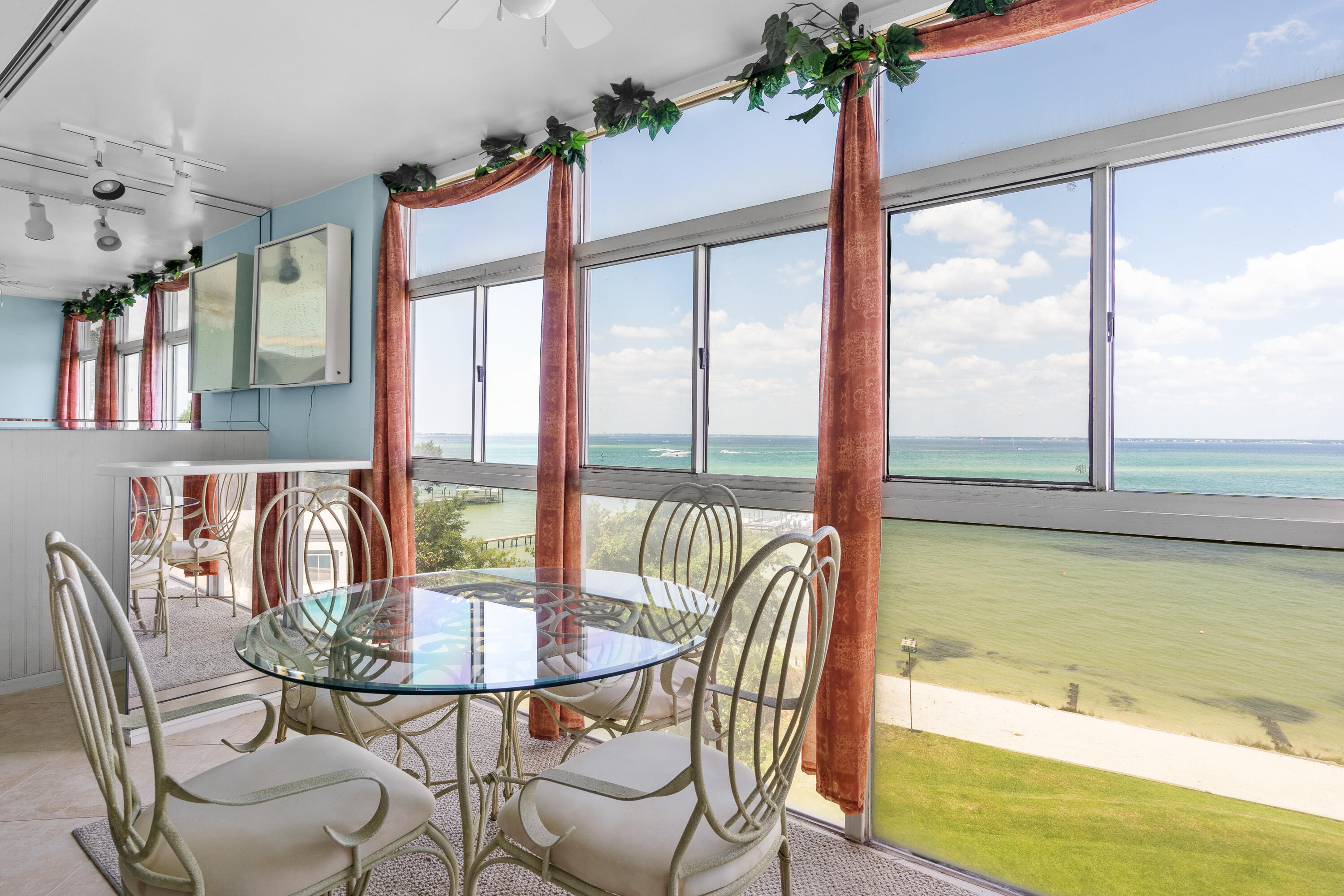 VALENCIA CONDO - Residential