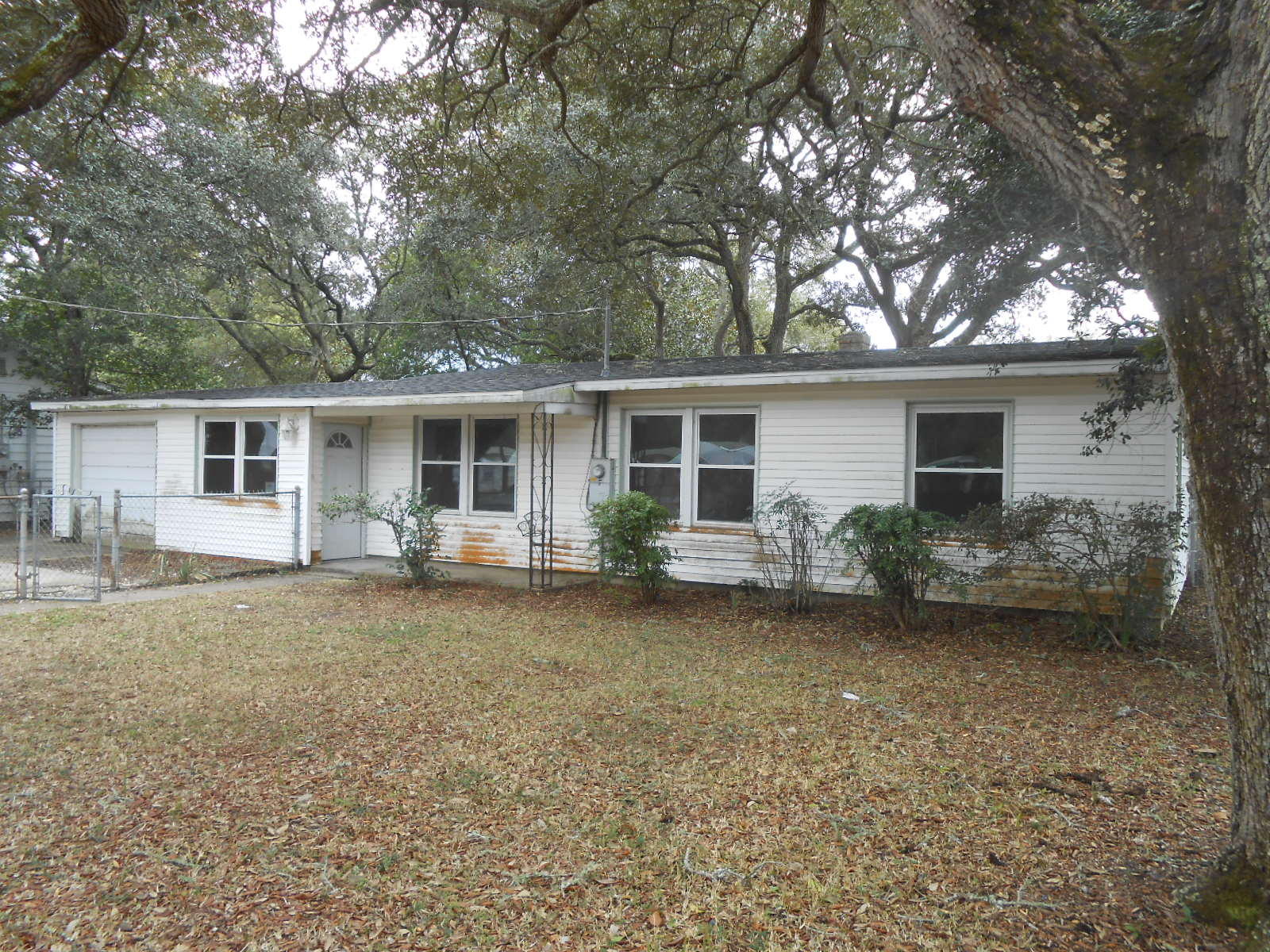 Great home for the first time homebuyer. Interior of home has been freshly painted. New dishwasher and stove, new roof. This HomePath by Fannie Mae is conveniently located to schools and shopping. The chain link fence around the front yard offers added security for those that have little ones. Call today for your private showing.