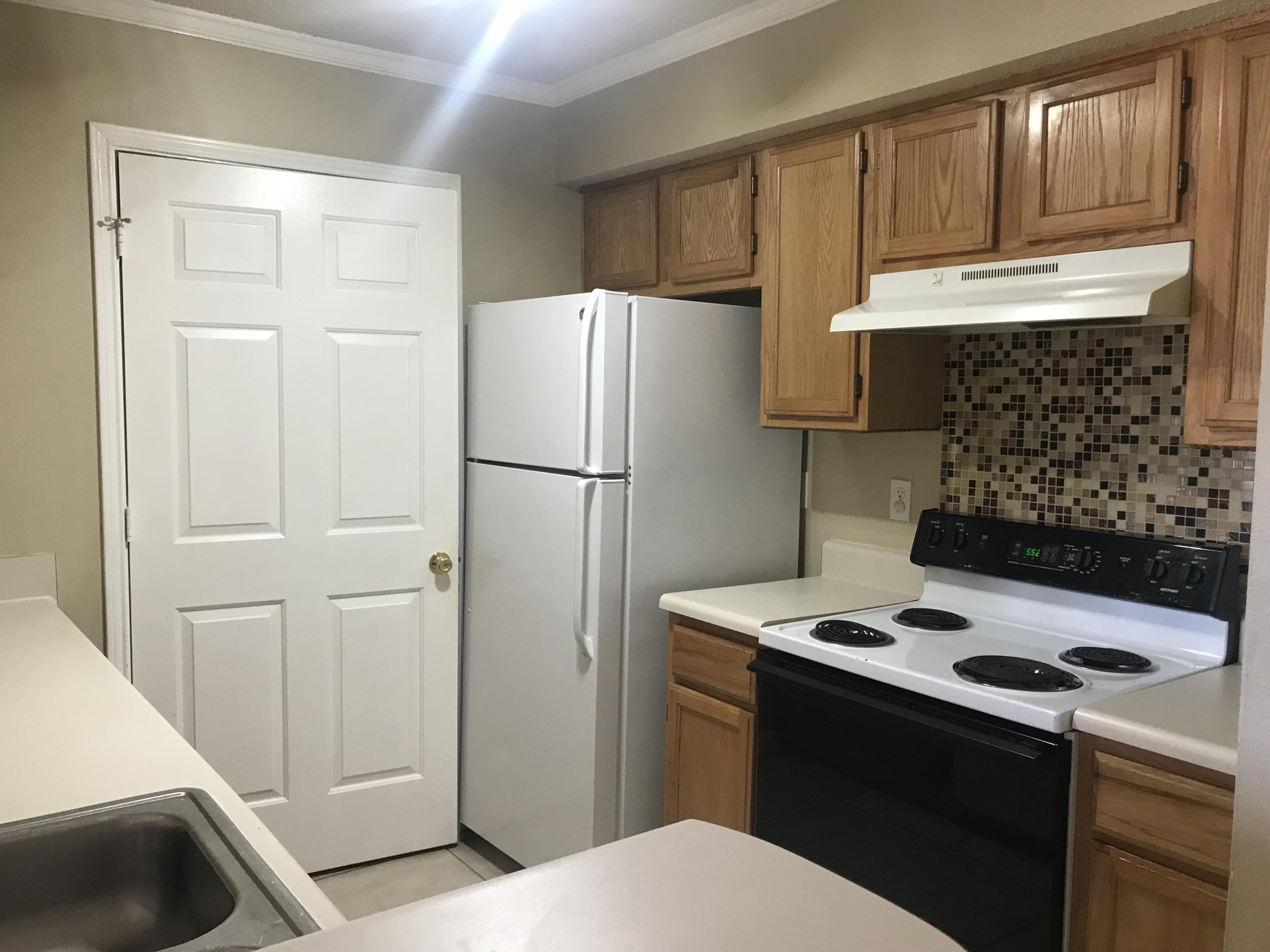 1 bedroom, 1 bathroom condo is centrally located in the heart of Destin. This first floor unit is in a prime spot. It is conveniently located close to the fitness center, mail boxes, pool and the clubhouse. Only a few blocks away from the beach, Wal-Mart, restaurants, and shopping. Rent includes basic cable, trash, and pest control