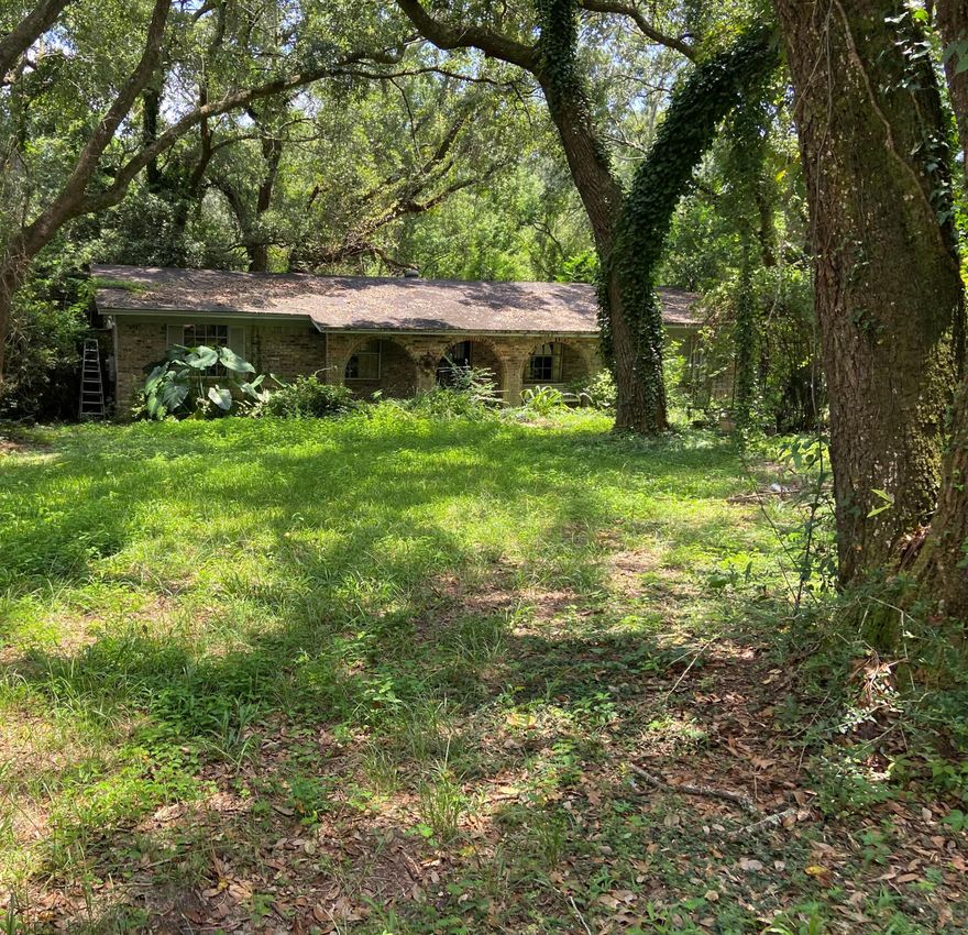 Great 1 ACRE  INVESTOR PROPERTY with lots of potential. Want your privacy and feel of the country? This property has many old oak trees, as well as woods behind / side of home providing privacy from the neighbors.  Country living, but just minutes from Nine Mile Road with easy access to shopping and restaurants. Will consider all CASH offers.