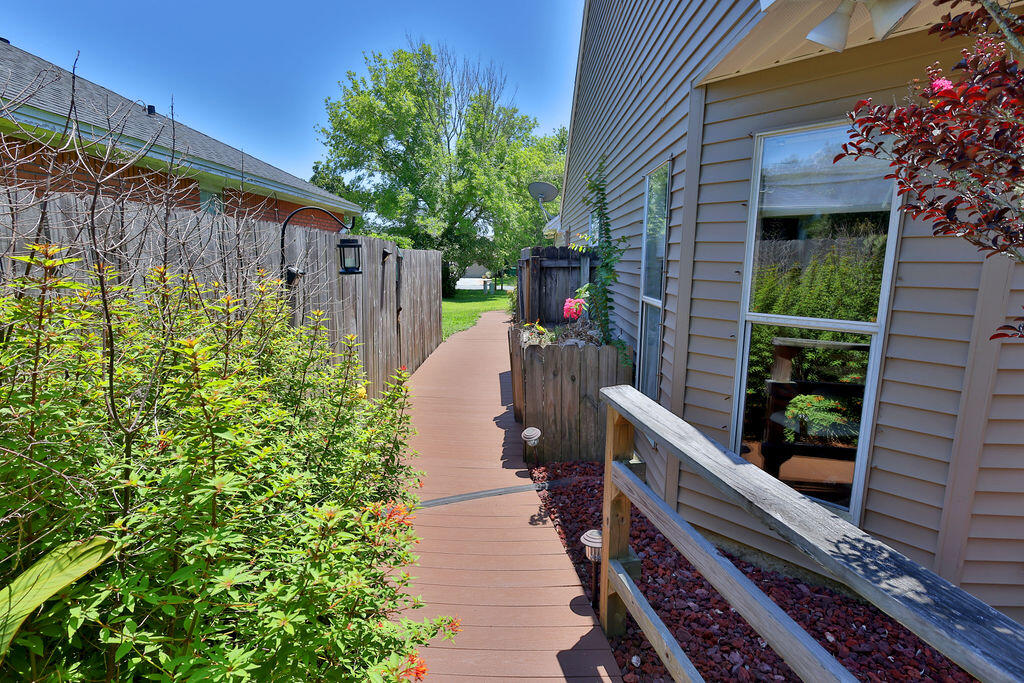 EMERALD POINTE - Residential