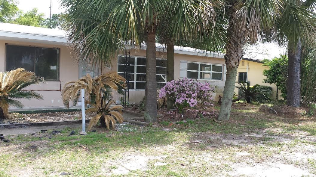 Great starter home or investment property. Home is like new!! New paint, new carpet, new kitchen cabinets, countertops, all new ceiling fans, new roof, new garage door, and a complete window replacement. You can get alot of Bang for your Buck!!