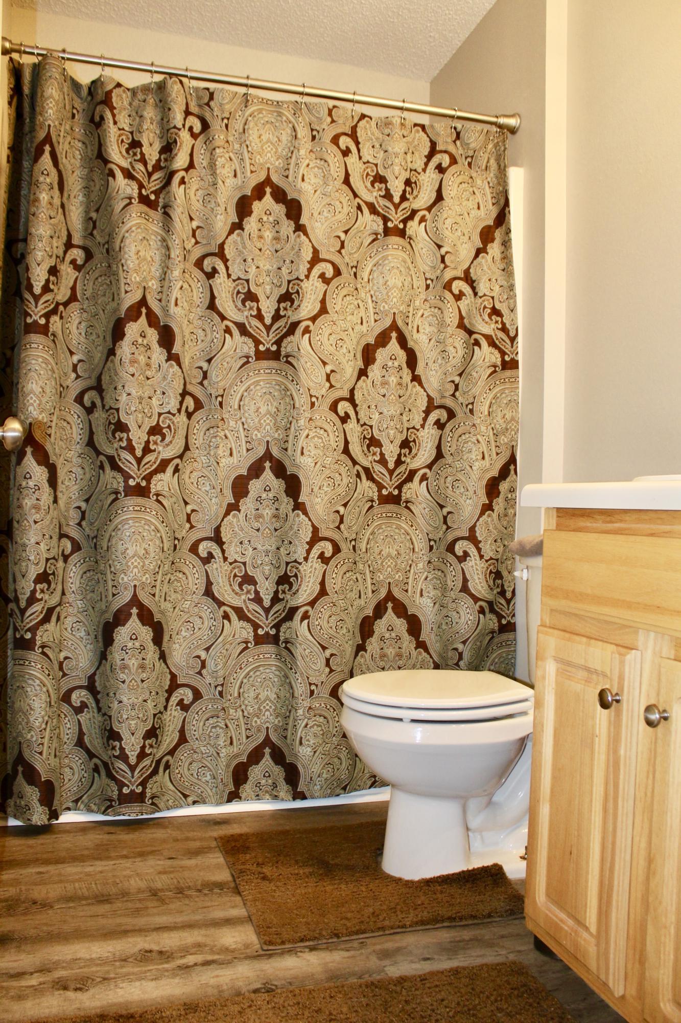 GOLDEN OAKS - Residential